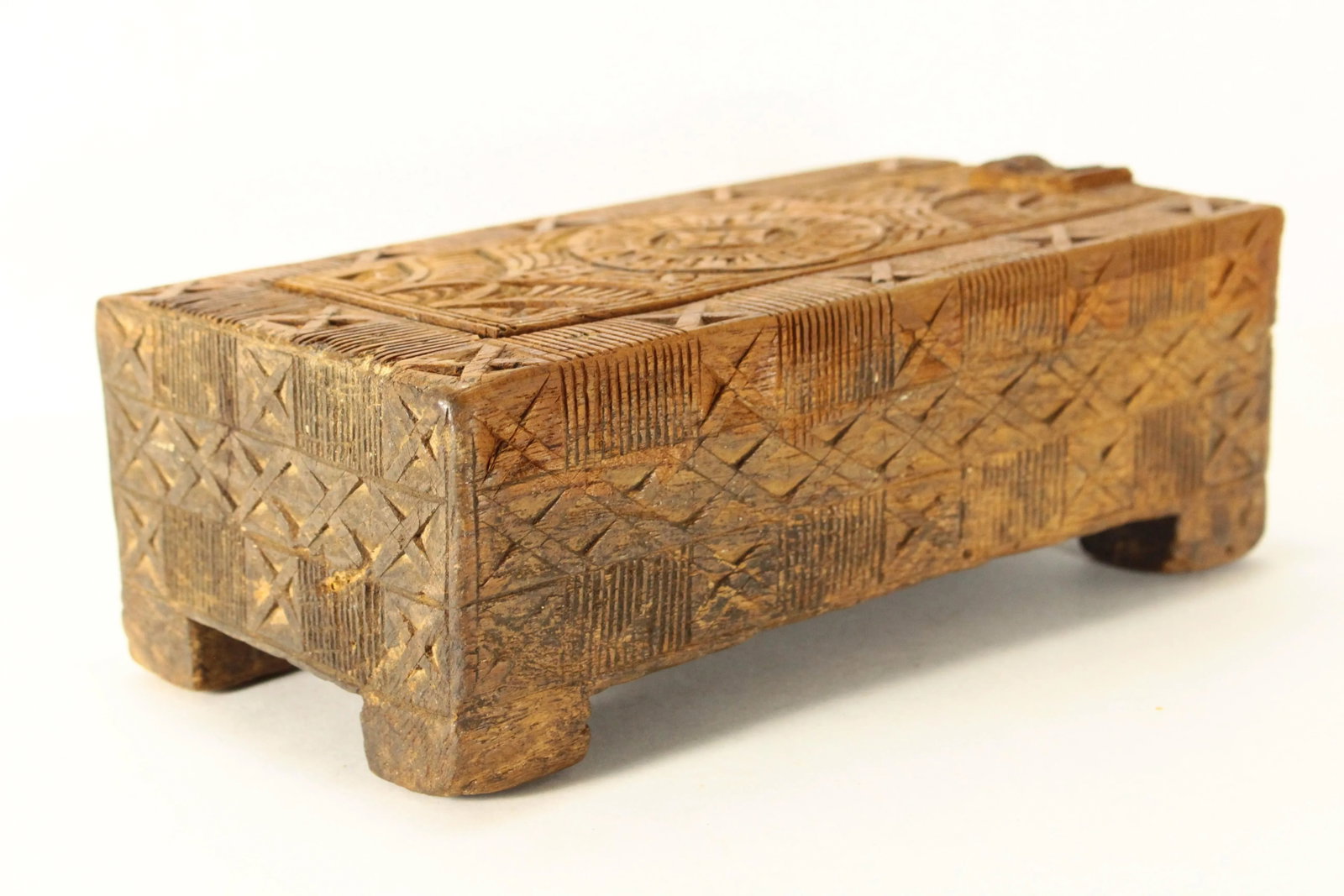 19th / 20th Century Chip Carved Wooden Betel Nut Box, Indonesia - 3