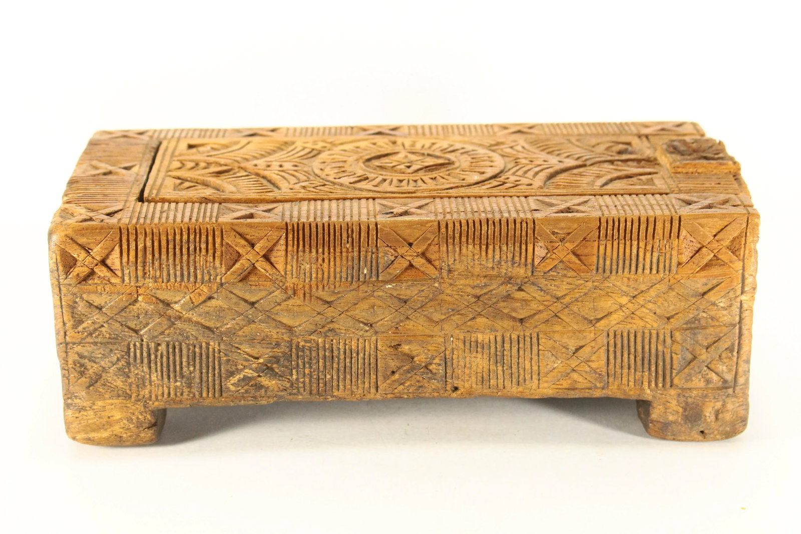 19th / 20th Century Chip Carved Wooden Betel Nut Box, Indonesia - 4
