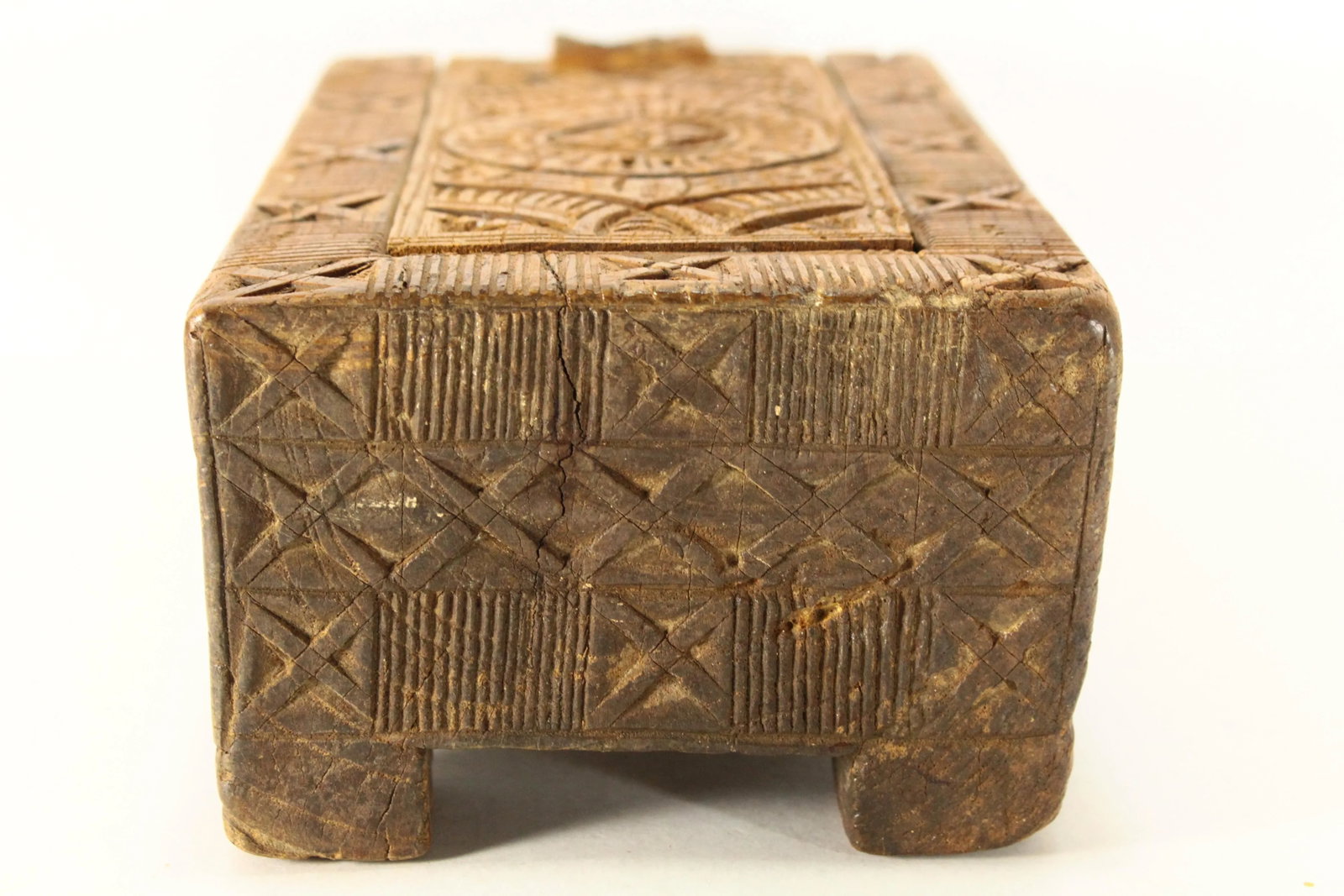 19th / 20th Century Chip Carved Wooden Betel Nut Box, Indonesia - 5