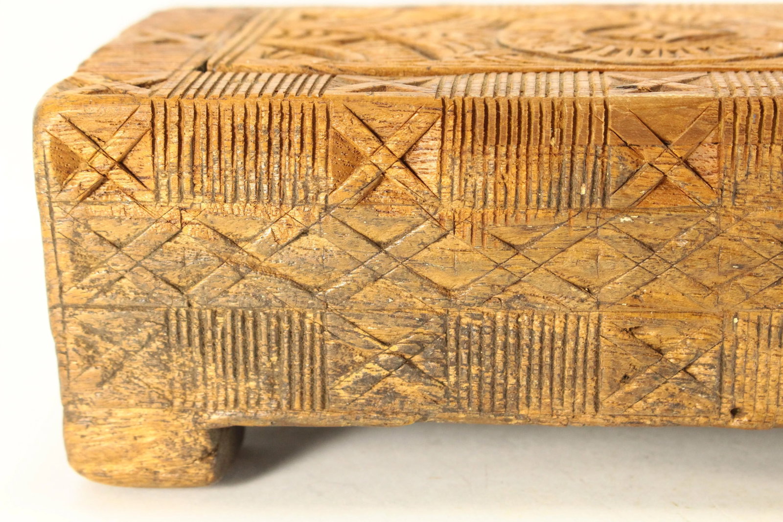 19th / 20th Century Chip Carved Wooden Betel Nut Box, Indonesia - 7