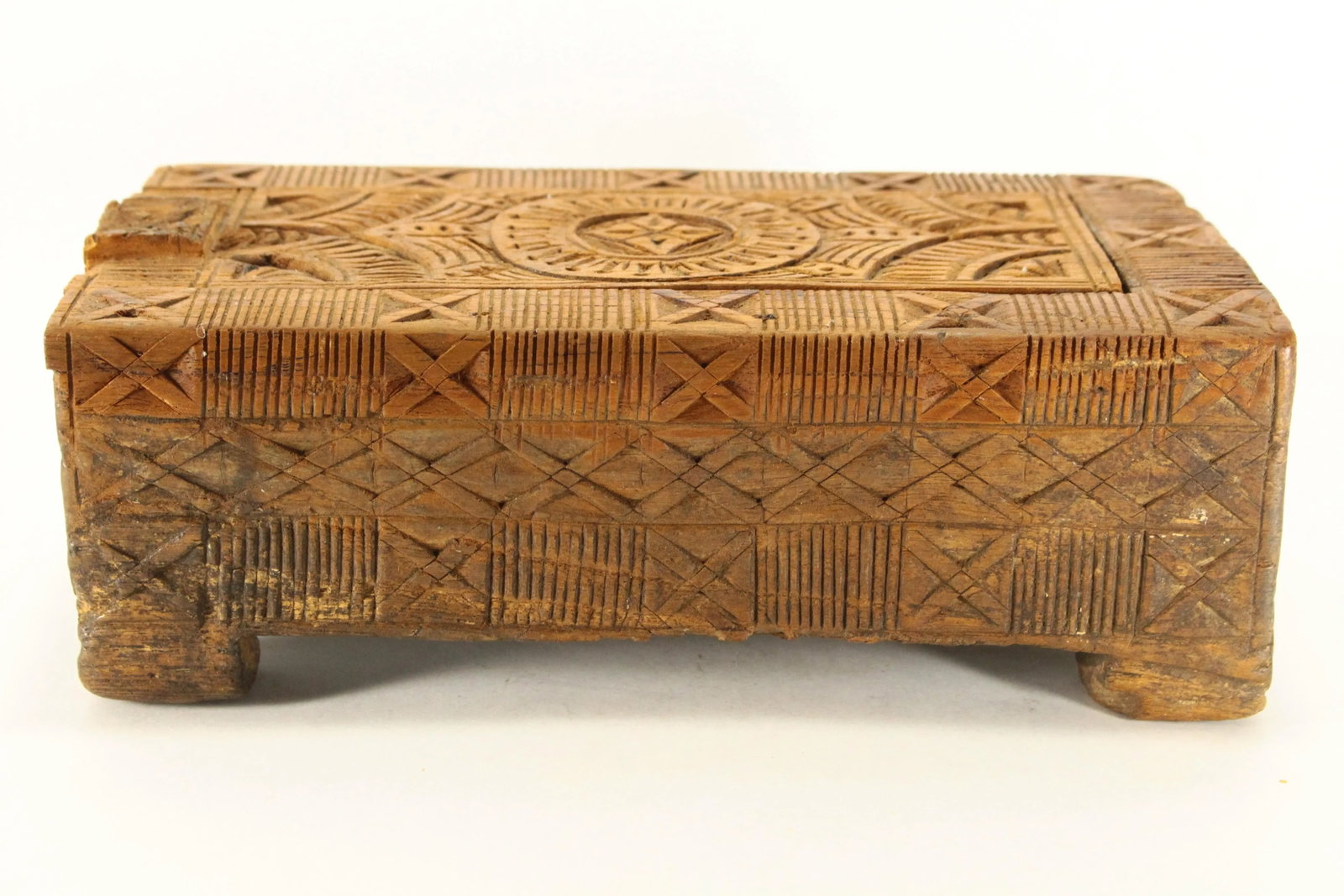 19th / 20th Century Chip Carved Wooden Betel Nut Box, Indonesia - 8