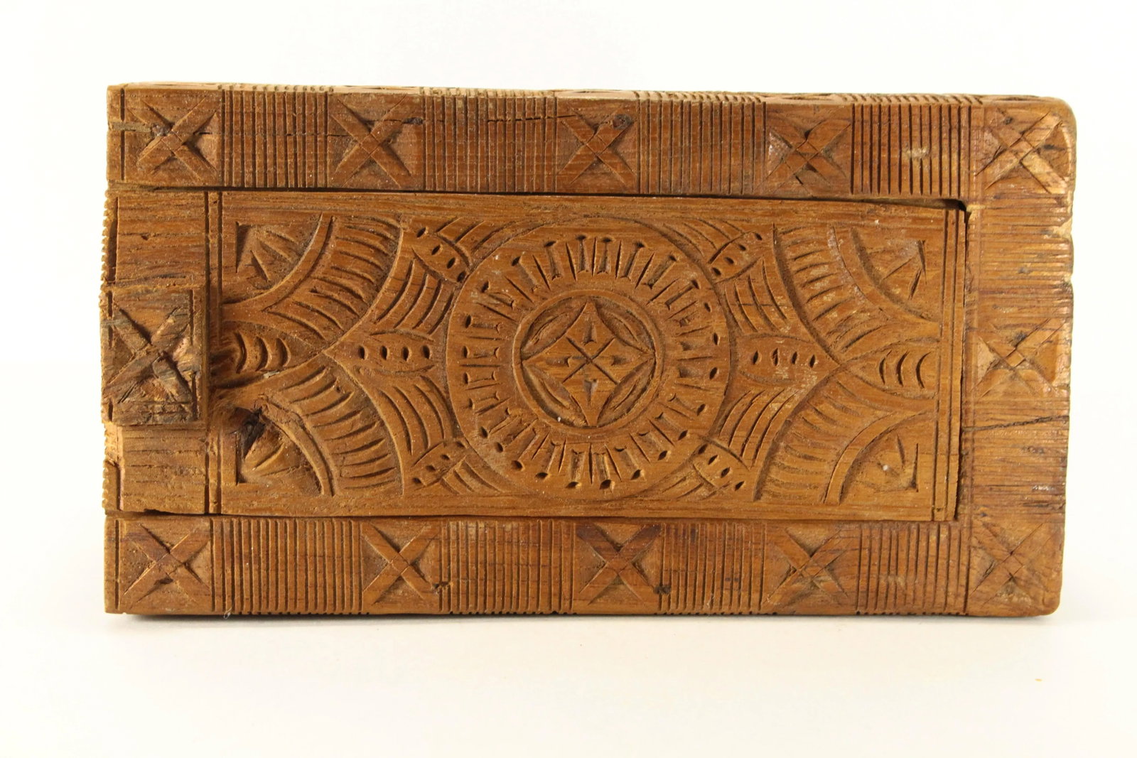 19th / 20th Century Chip Carved Wooden Betel Nut Box, Indonesia - 9