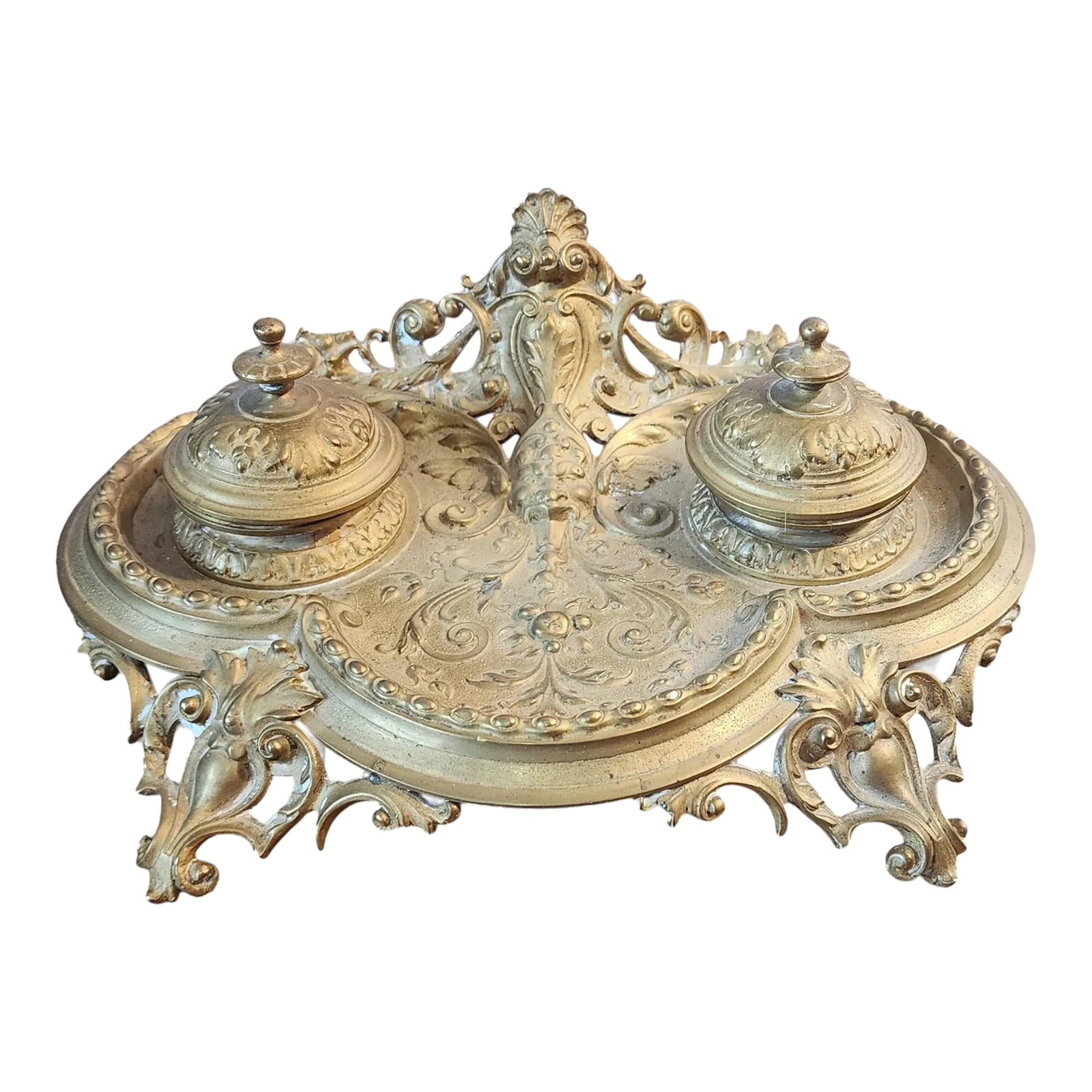 Antique Decorative Brass Victorian Desktop Double Inkwell, C1900: This is a very fine and high quality brass decorative desktop double inkwell, Late Victorian, c1900. Having a footed design with 2 attached vessels with lids. Missing inserts. Unsigned and unmarked. I