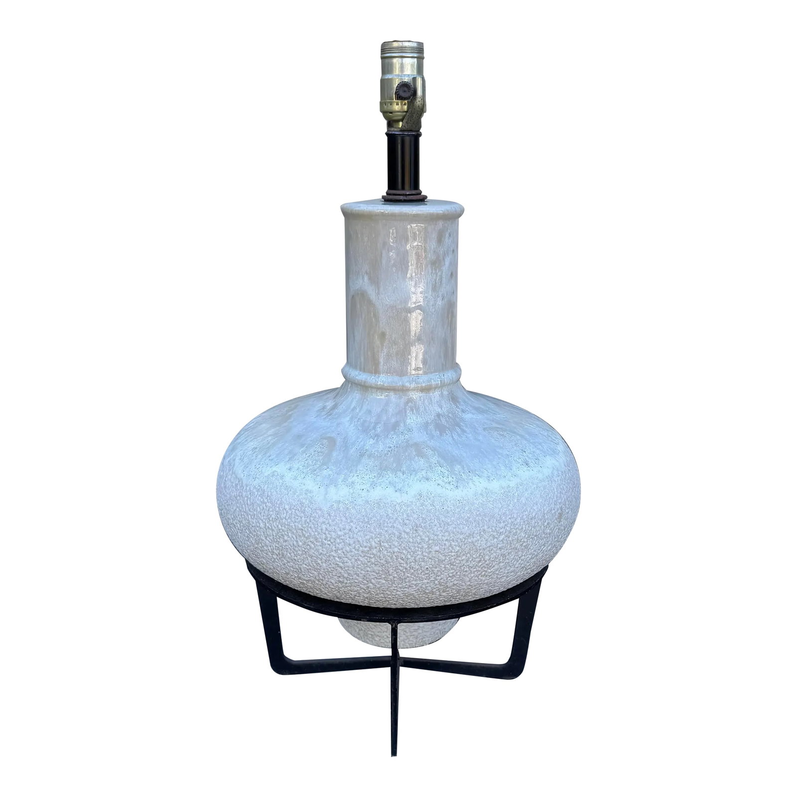 Vintage Mid Century Modern Drip Glaze Textured Neutral Lamp on Metal Base: Mid Century Modern Drip Glaze Textured Lamp on Metal Base Harp included, but should probably be replaced due to rust. 17.5 to top of base appx 22" to top of socket appx 13" wide 13 lbs Condition: Alte