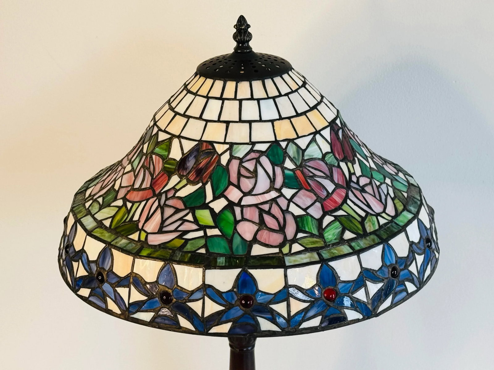 Vintage Stained Glass Table Lamp With Bronze Base - 8