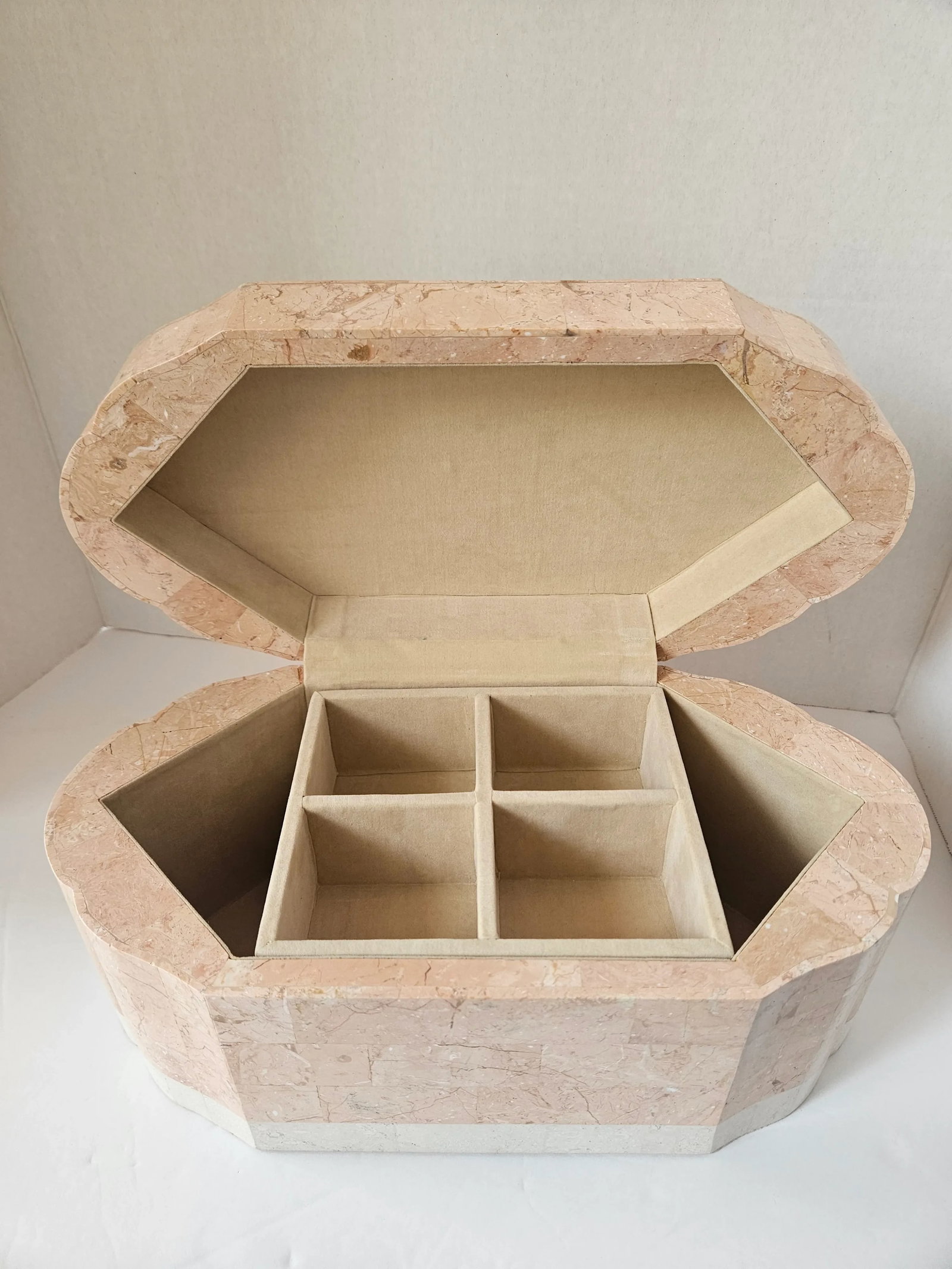 1970s Deep Tessellated Velvet Lined Jewelry Case - 2