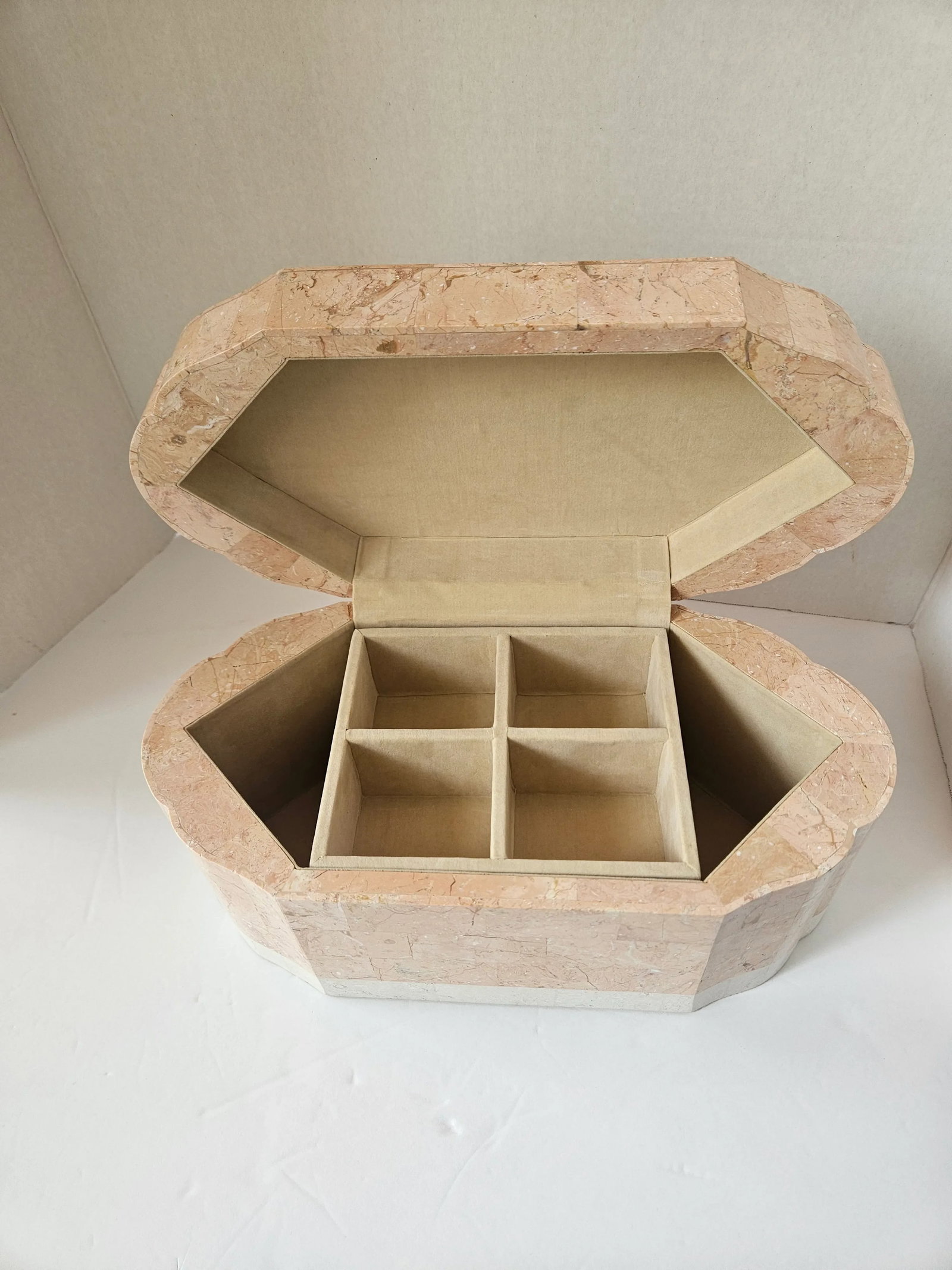 1970s Deep Tessellated Velvet Lined Jewelry Case - 3