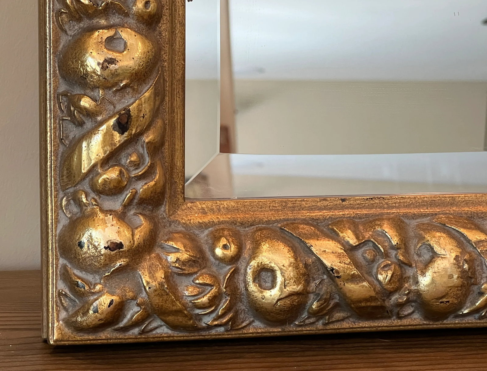 1980s Della Robbia Style Carved Gold Gilt Mirror - 6