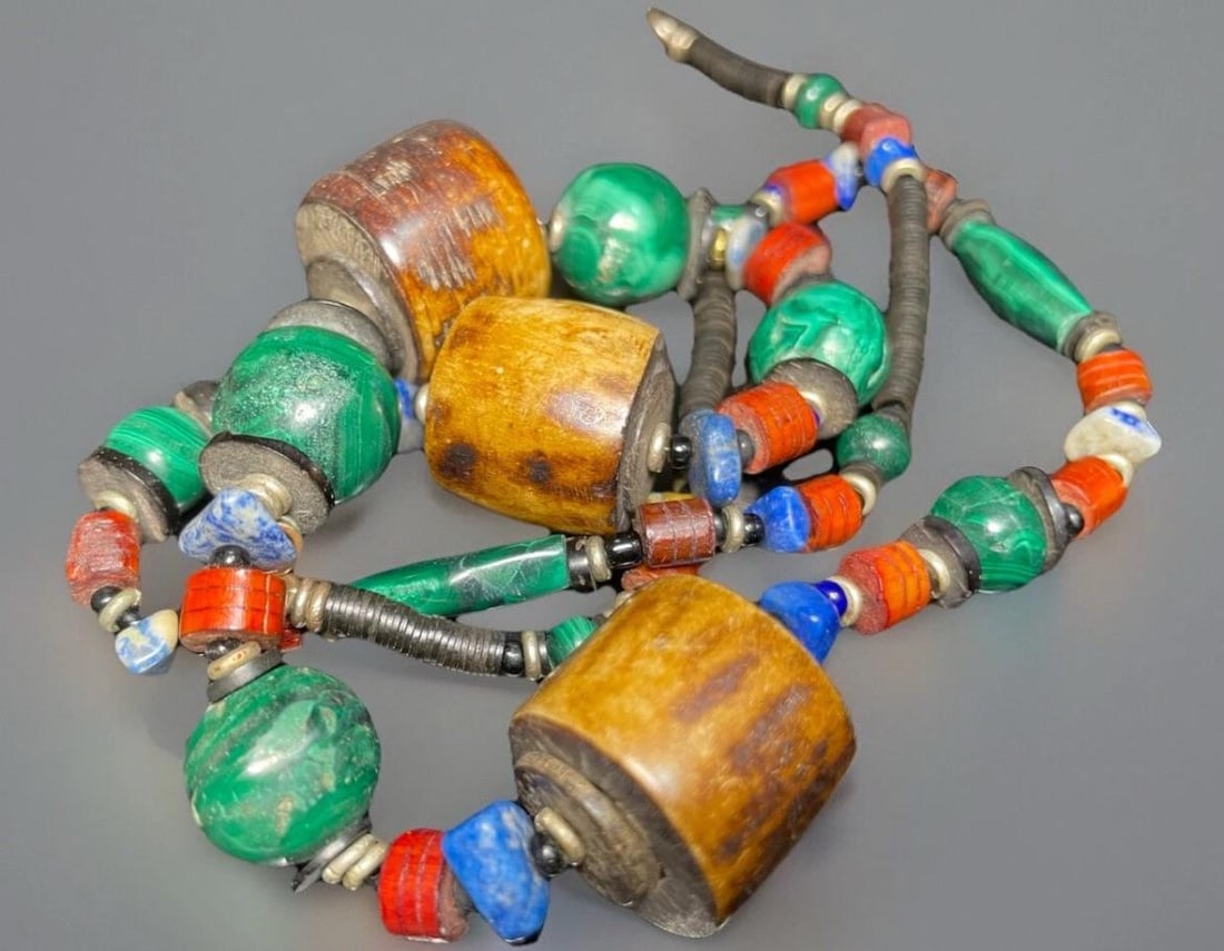 Early 20th Century Antique Tibetan Malachite, Water Buffalo's Horn With Lapis & Shell Necklace - 2