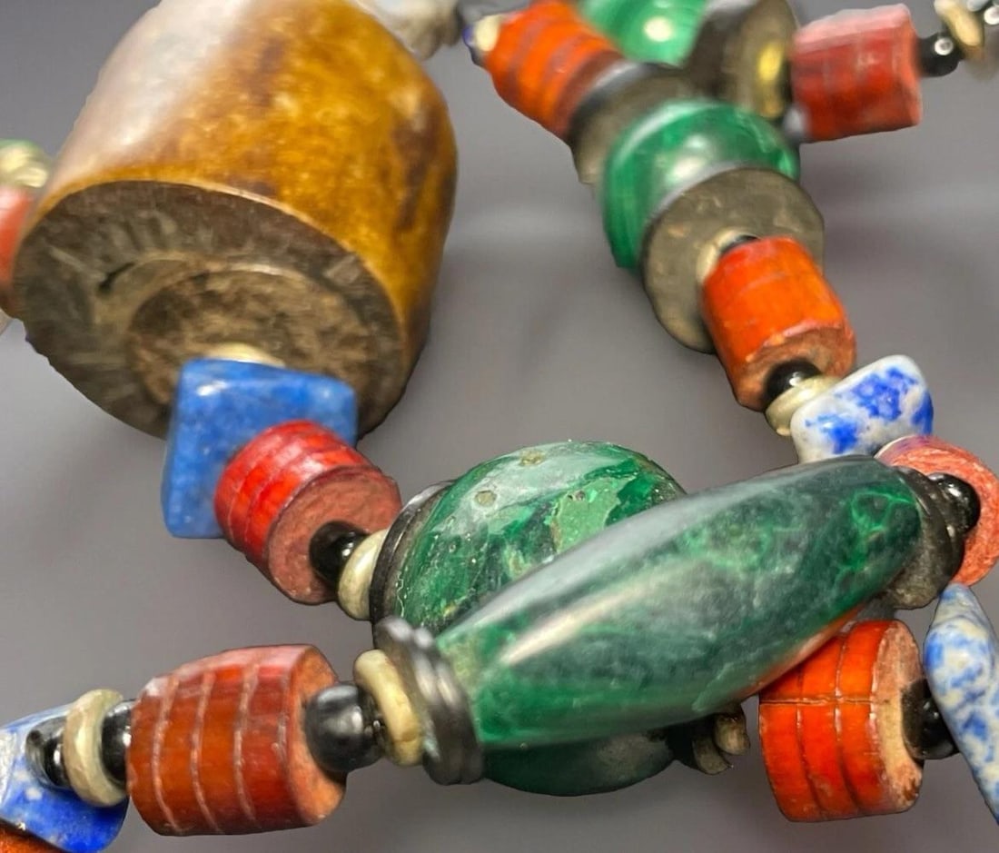Early 20th Century Antique Tibetan Malachite, Water Buffalo's Horn With Lapis & Shell Necklace - 3