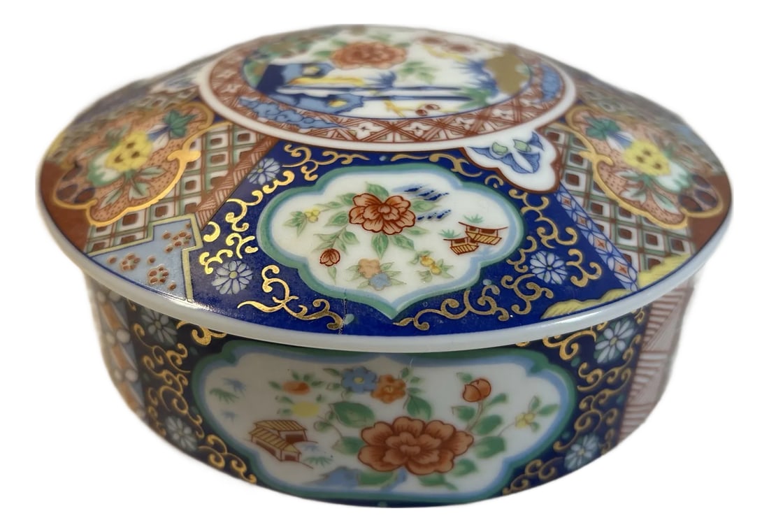 Vintage Chinese Rose Medallion Round Porcelain Trinket Box: Vintage Chinese rose medallion porcelain trinket box. Beautiful pattern and design, most likely from the 1960's. Excellent condition. Condition: Alterations: Original Condition Unaltered