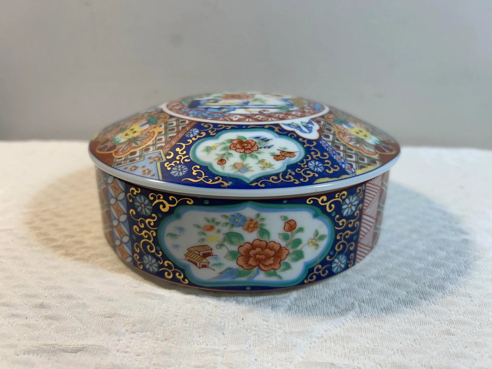 Vintage Chinese Rose Medallion Round Porcelain Trinket Box - 2