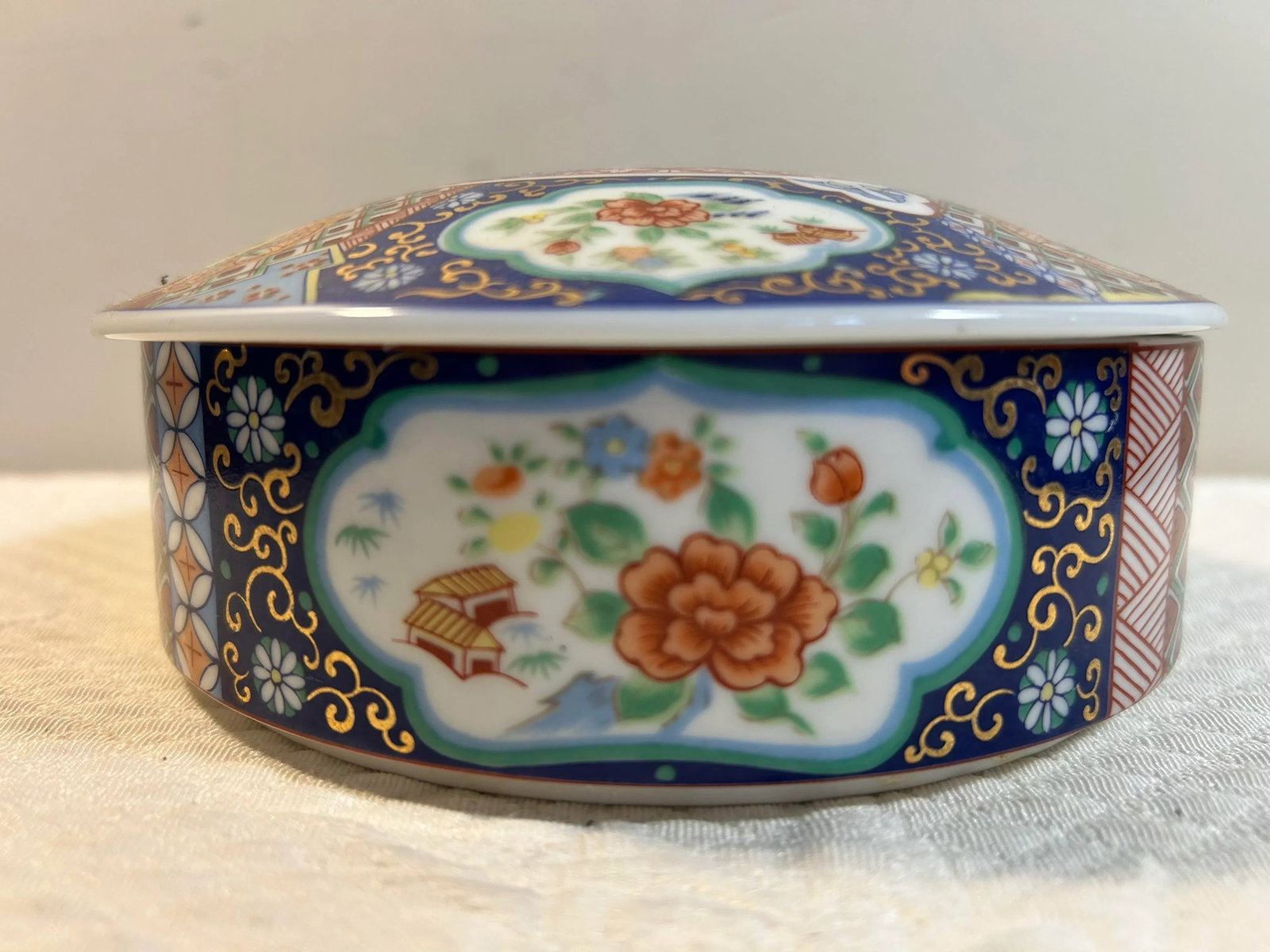Vintage Chinese Rose Medallion Round Porcelain Trinket Box - 4