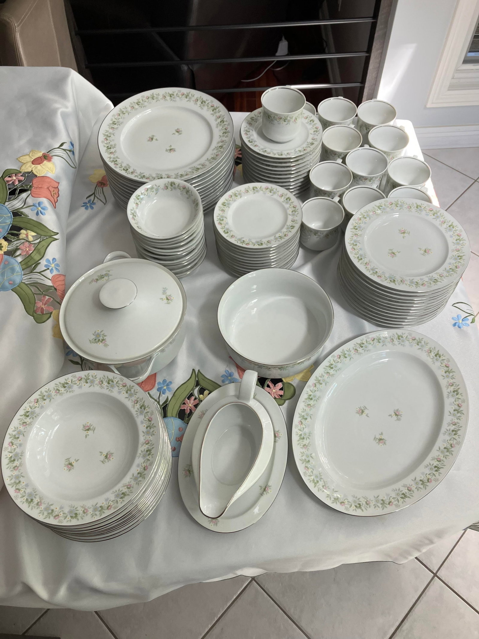 89 Piece Set of Forever Spring Fine China Dinnerware - 2