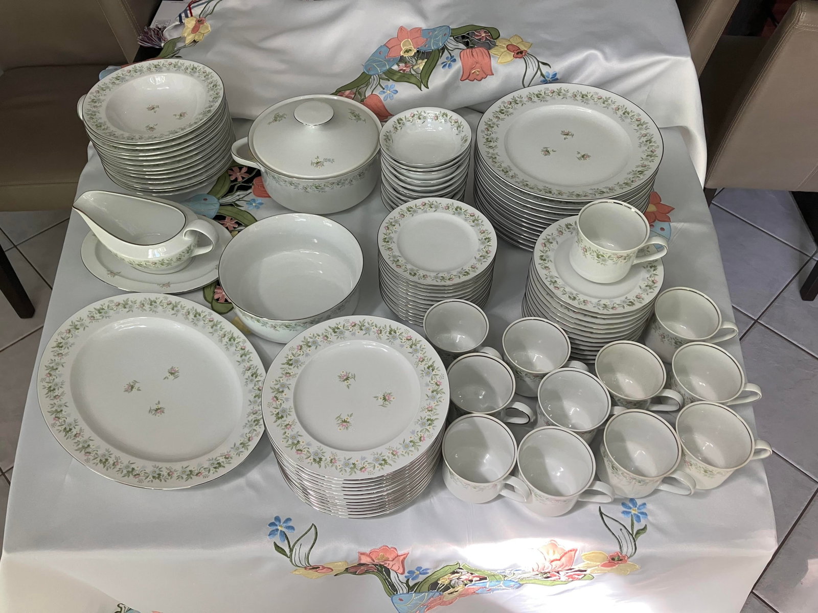 89 Piece Set of Forever Spring Fine China Dinnerware - 3