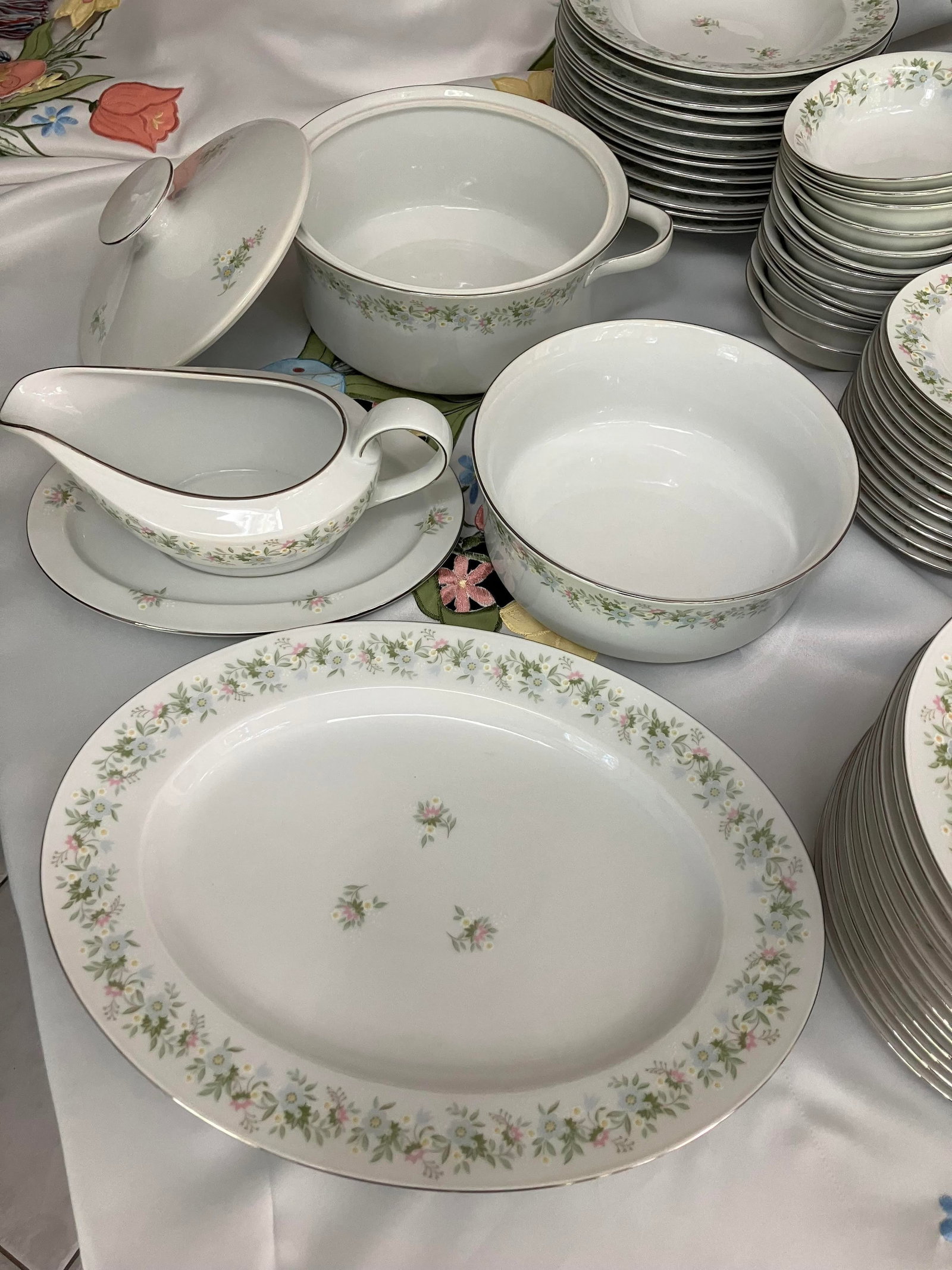 89 Piece Set of Forever Spring Fine China Dinnerware - 4