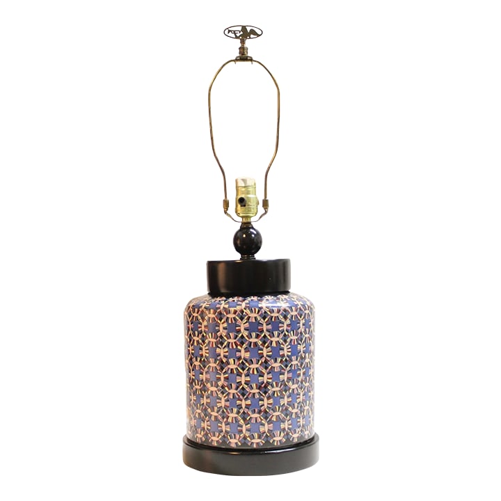 1989 Tyndale Lamp Co Small Table Lamp: This Tyndale lamp features an eye-catching design of overlapping circles in vibrant shades of royal blue accented with pink, green, yellow, and brick red. Condition: Very Good, lamp shade is not inclu