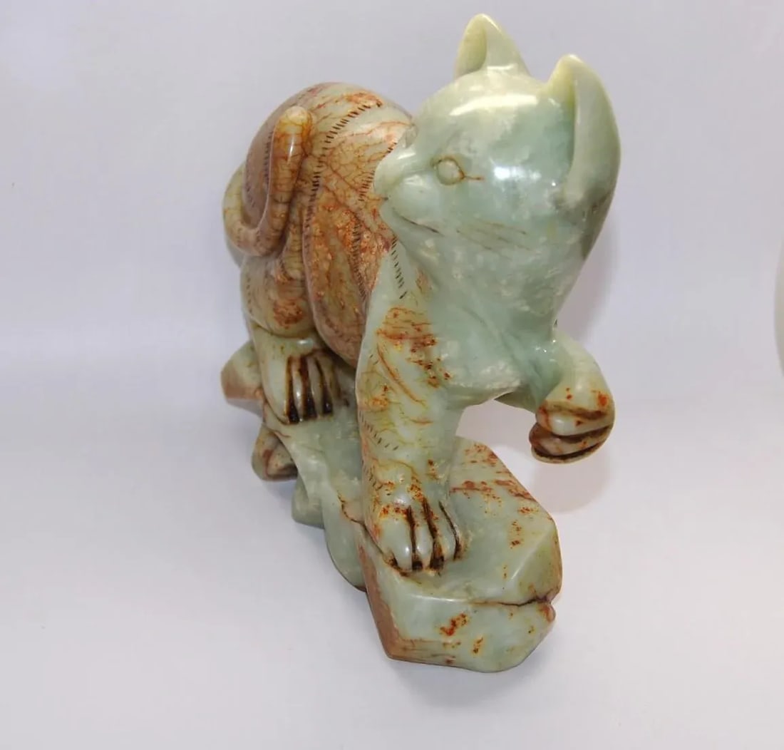 Antique Jade Green Onyx Buddhist Cat Sculpture Maneki-Neko - 3