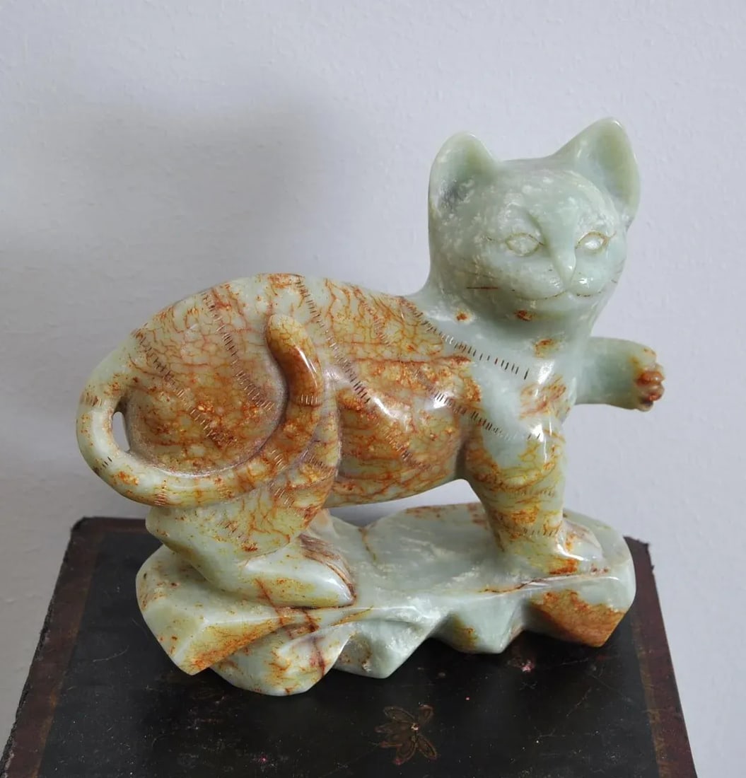 Antique Jade Green Onyx Buddhist Cat Sculpture Maneki-Neko - 4