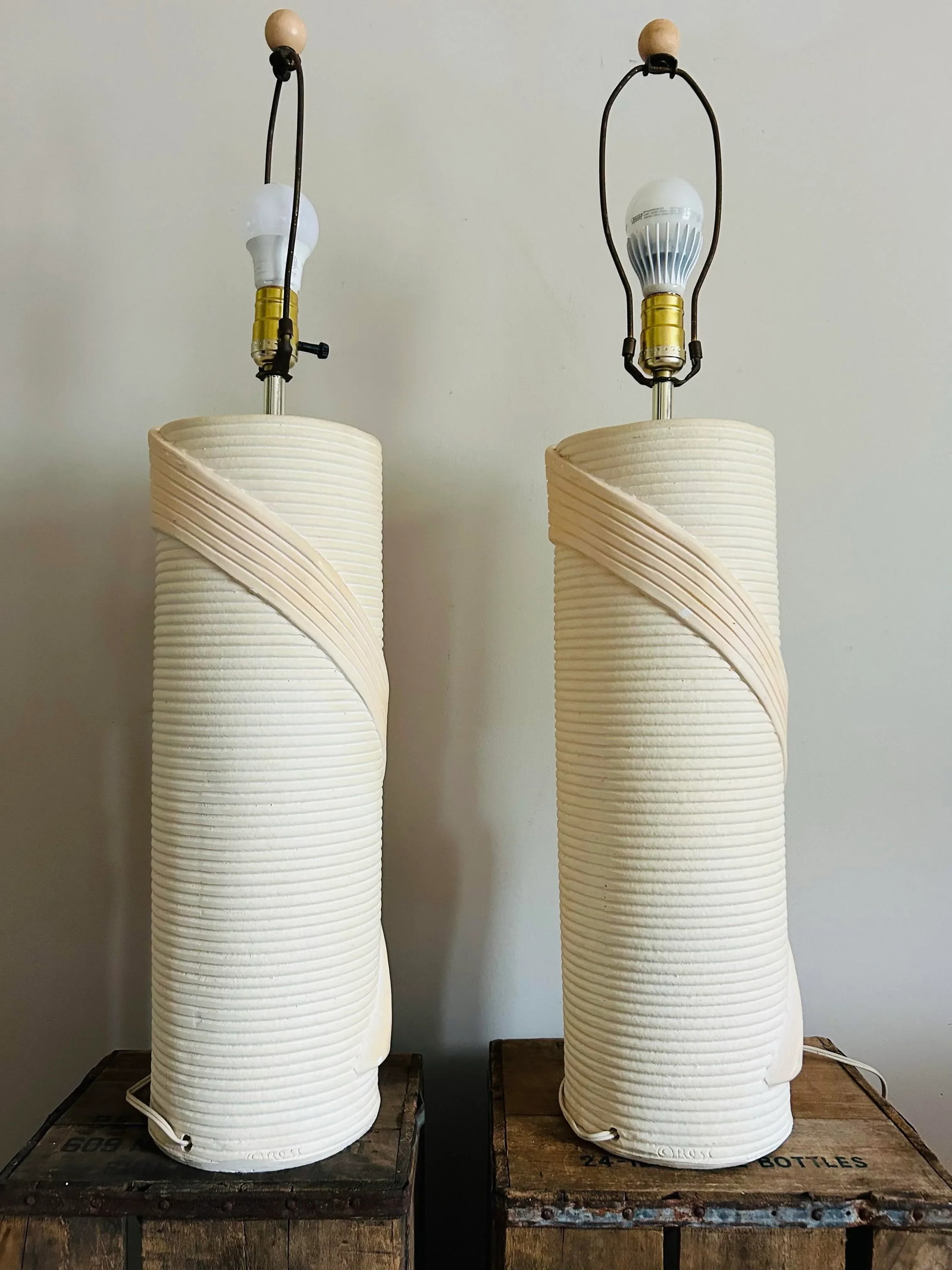 Vintage 1970's Pair of Ceramic Textured Cylinder Table Lamps by Ross - 4