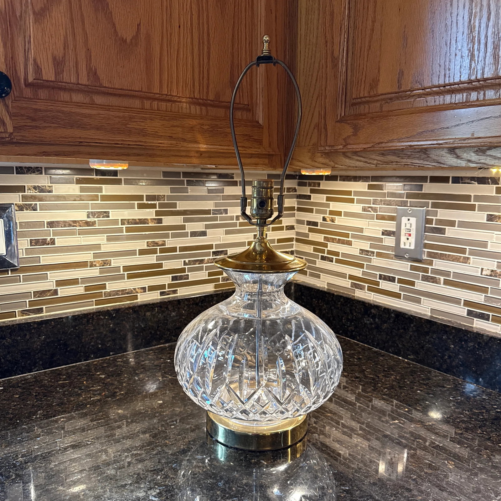 1960s Waterford Crystal Lamp With Brass Detailing - 7