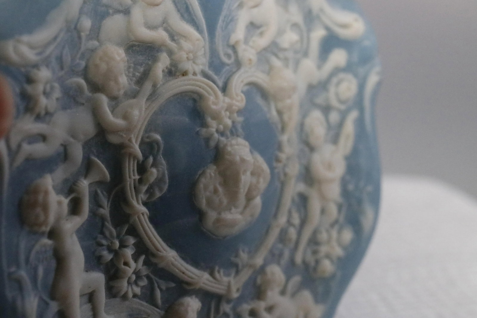 Italian Neoclassical Cherubs Carved Blue White Alabaster Stone Box - 10