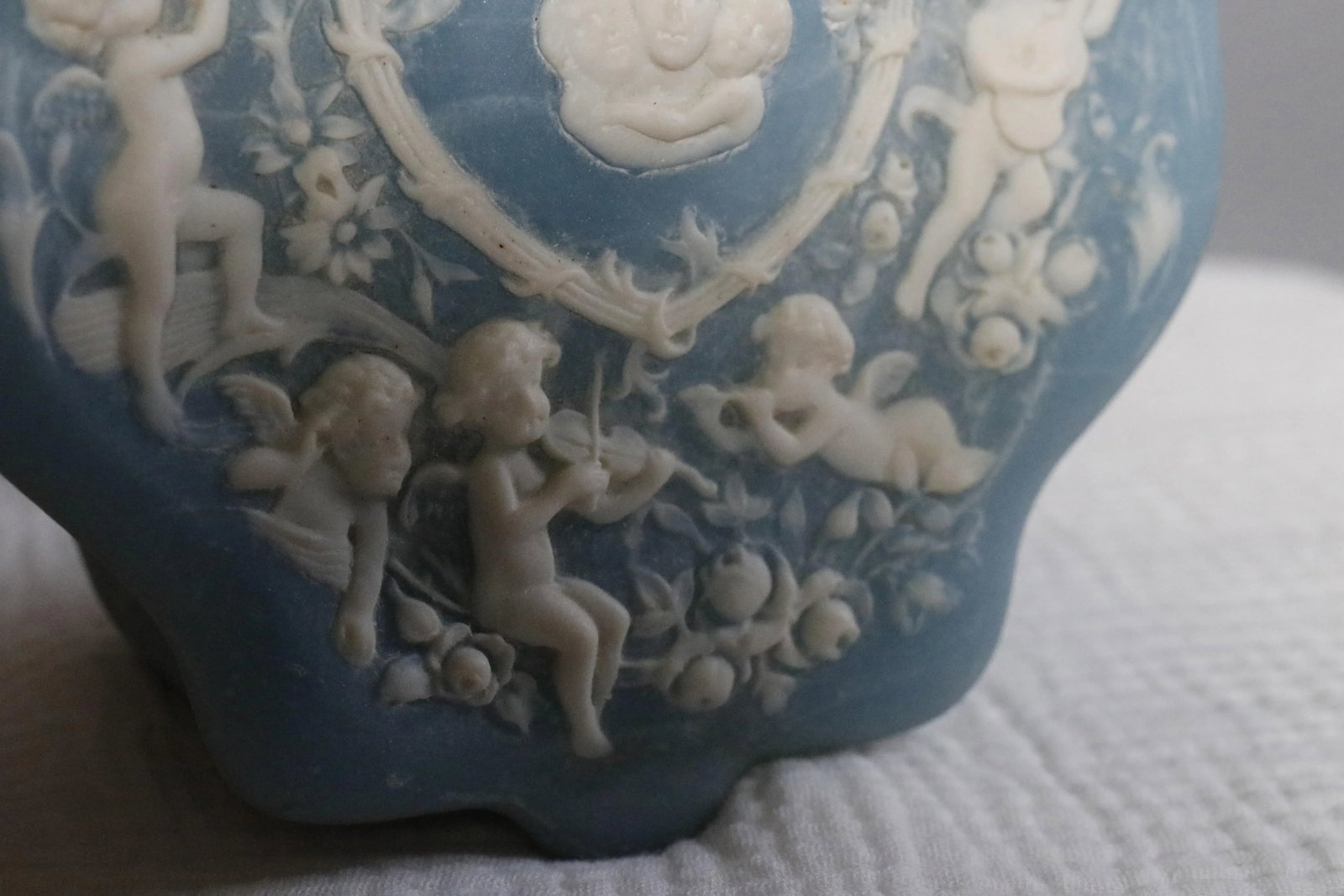 Italian Neoclassical Cherubs Carved Blue White Alabaster Stone Box - 11