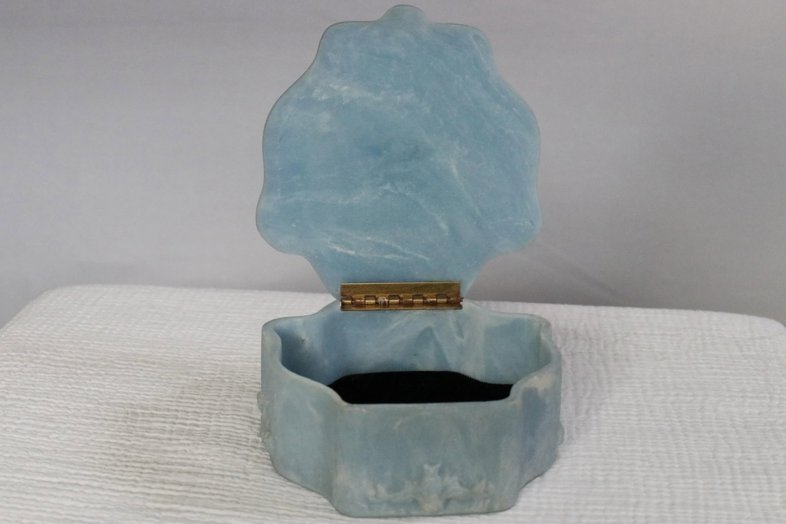 Italian Neoclassical Cherubs Carved Blue White Alabaster Stone Box - 8