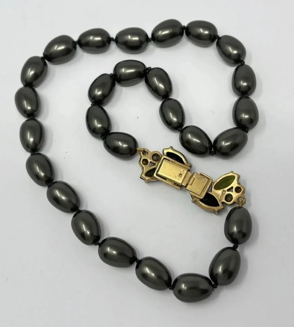 1980s Monet Dark Gray Baroque Pearl Necklace With Rhinestone Clasp - 2
