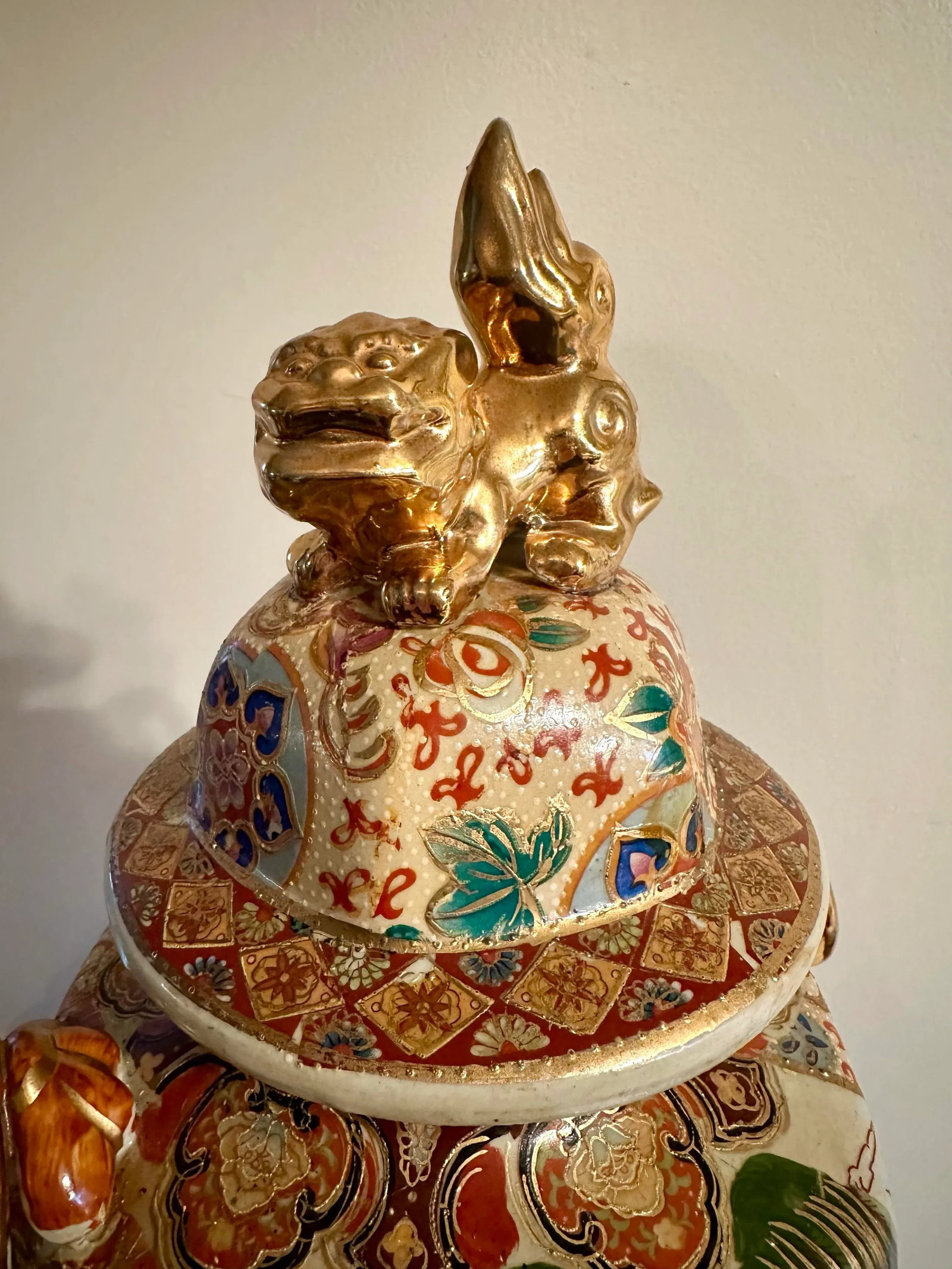 Antique Chinese Porcelain Rose Medallion Vase With Lid and Gilded Foo Dog - 6