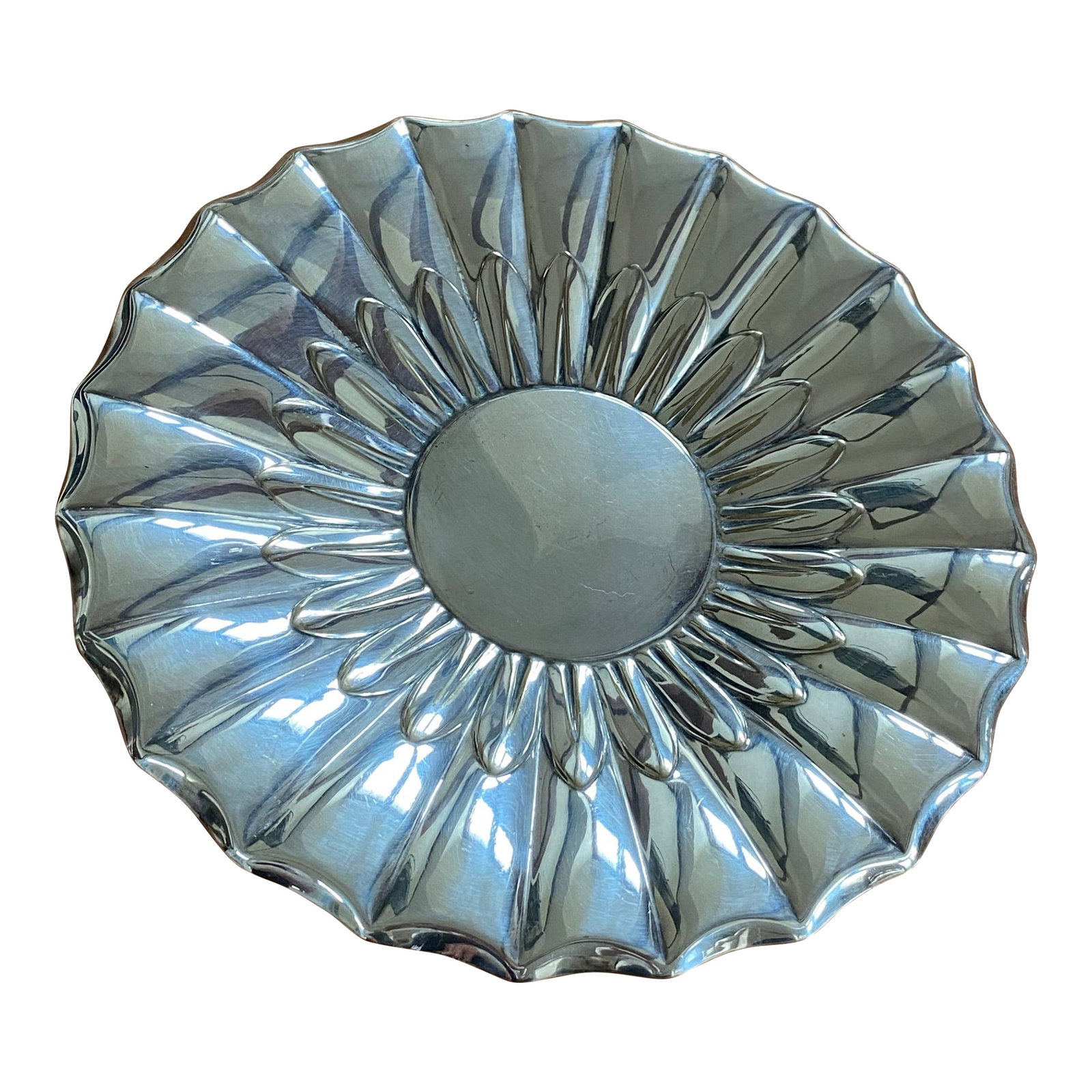 Antique Reed & Barton 220 Silver Plate Scalloped Platter Serving Dish: Classical scalloped edge silver plate Reed & Barton serving dish. Perfect for fruits, cheese, anything you like. Very elegant part or addition to any service. Condition: Alterations: Unknown Imperfect