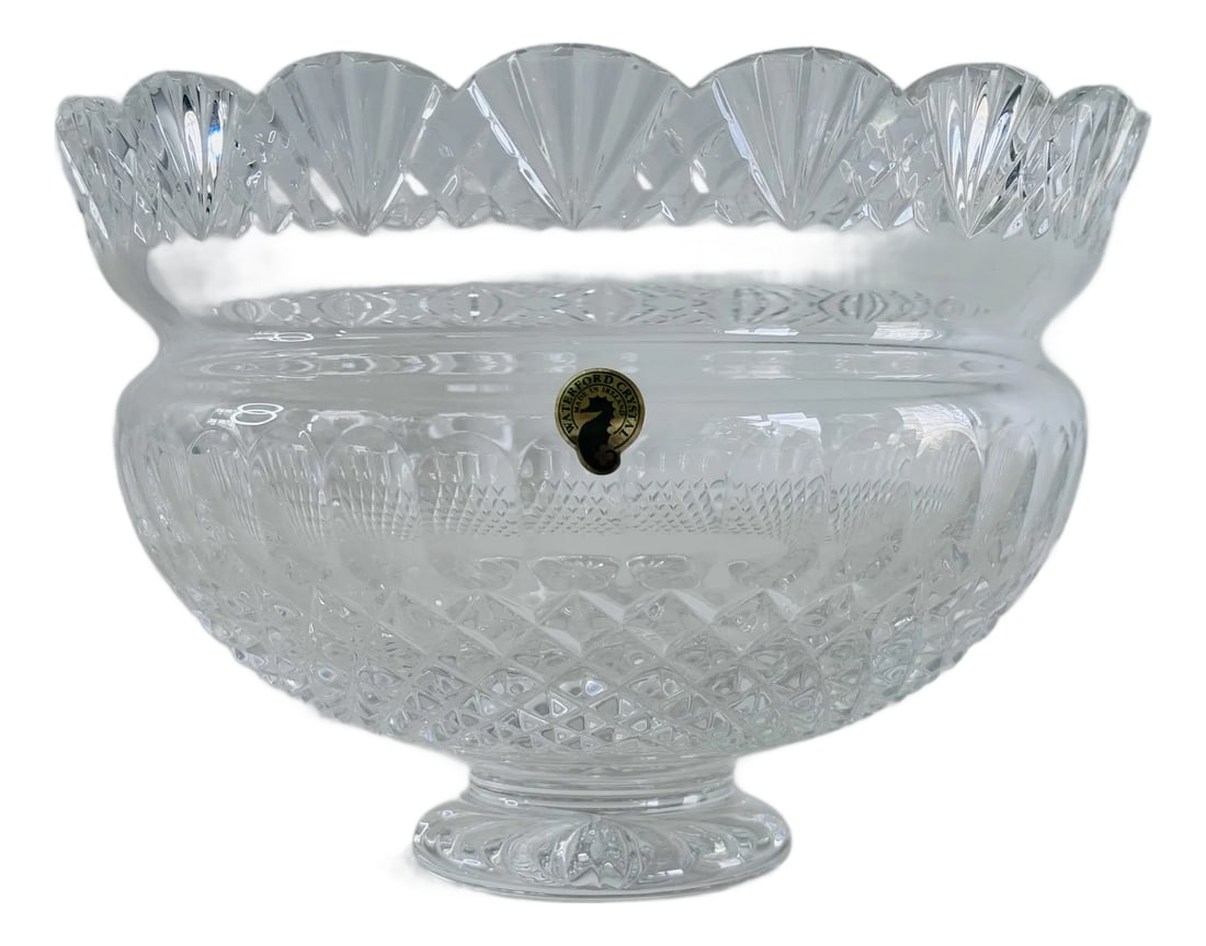 Waterford Crystal Jim O'Leary 1997 15th Anniversary Centerpiece Bowl: The Waterford Crystal JIM O'LEARY 1997 15th Anniversary Centerpiece Bowl is a stunning round bowl made of crystal, featuring a glossy finish and intricate cut glass pattern. Handmade in Ireland, this