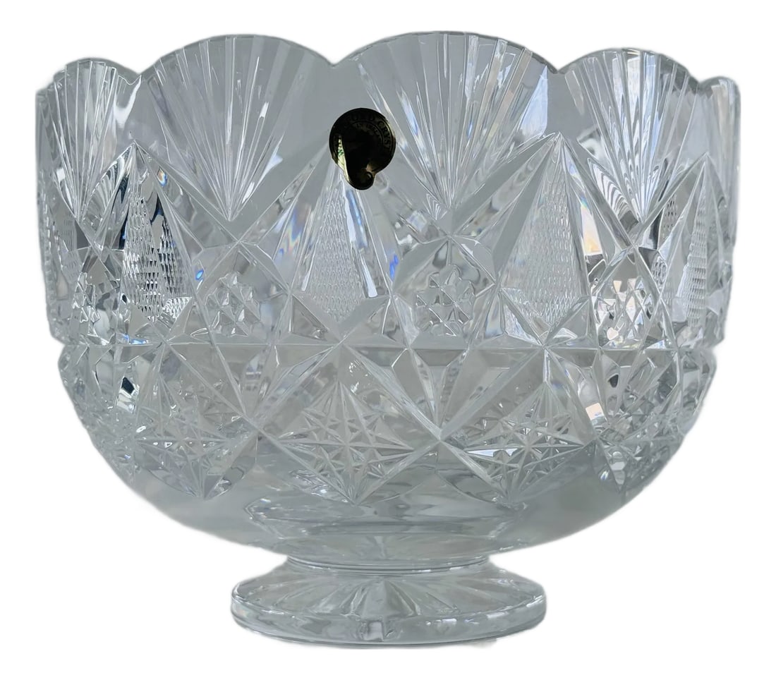 1997 Waterford Society Sinclaire Centerpiece 186/1000 Footed Bowl: The 1997 Waterford Society Sinclaire Centerpiece Footed Bowl is a limited edition, hand-blown cut glass piece made in Ireland. This contemporary-style bowl features a sleek, glossy finish and a