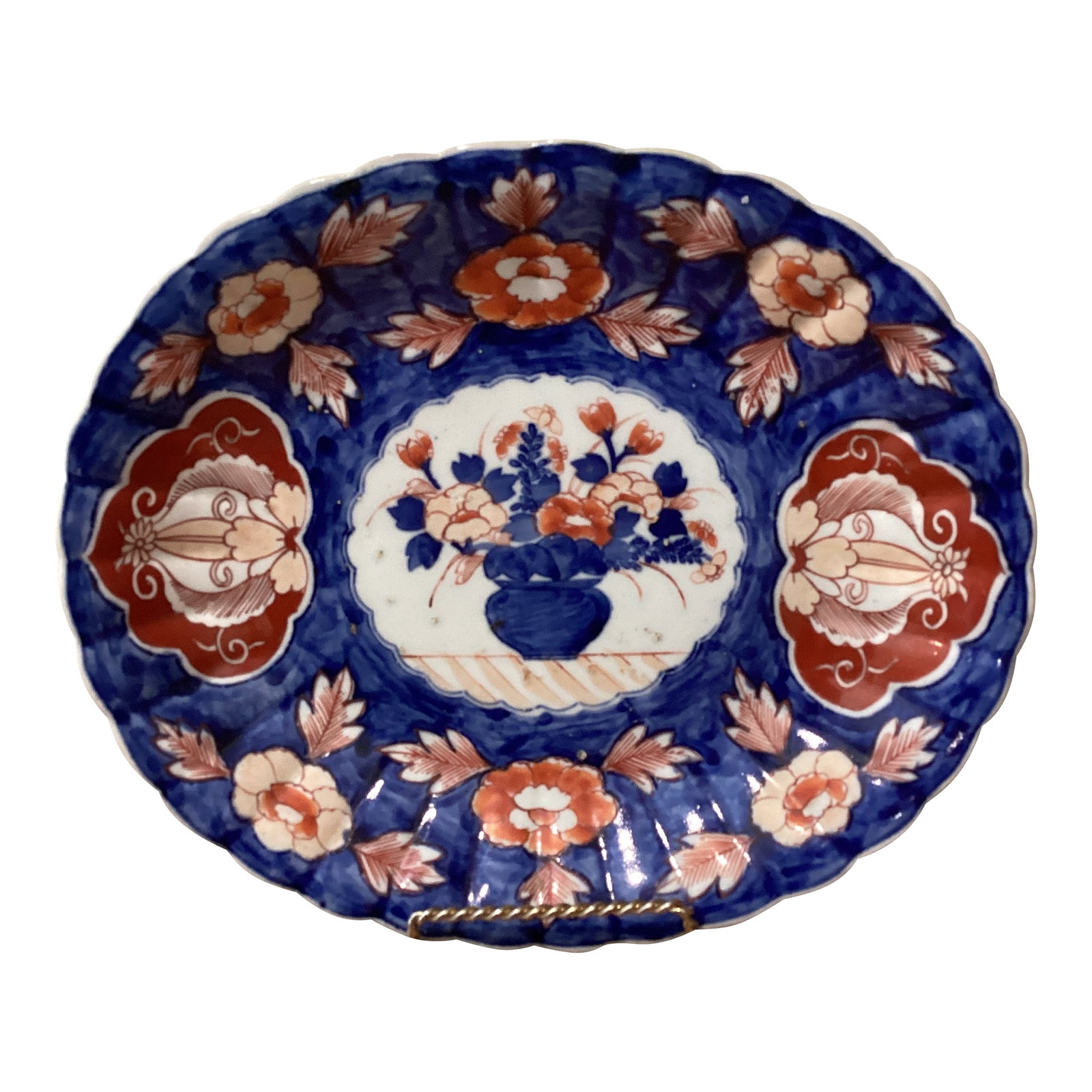 Antique Japanese Porcelain Hand Painted Imari Oval Scalloped Platter Circa 1900s: This Antique Japanese Imari Porcelain hand painted Oval Scalloped Platter from circa 1900s is a beautiful and unique piece of Asian antiques. Made in Japan by the renowned maker Imari, this multi-colo