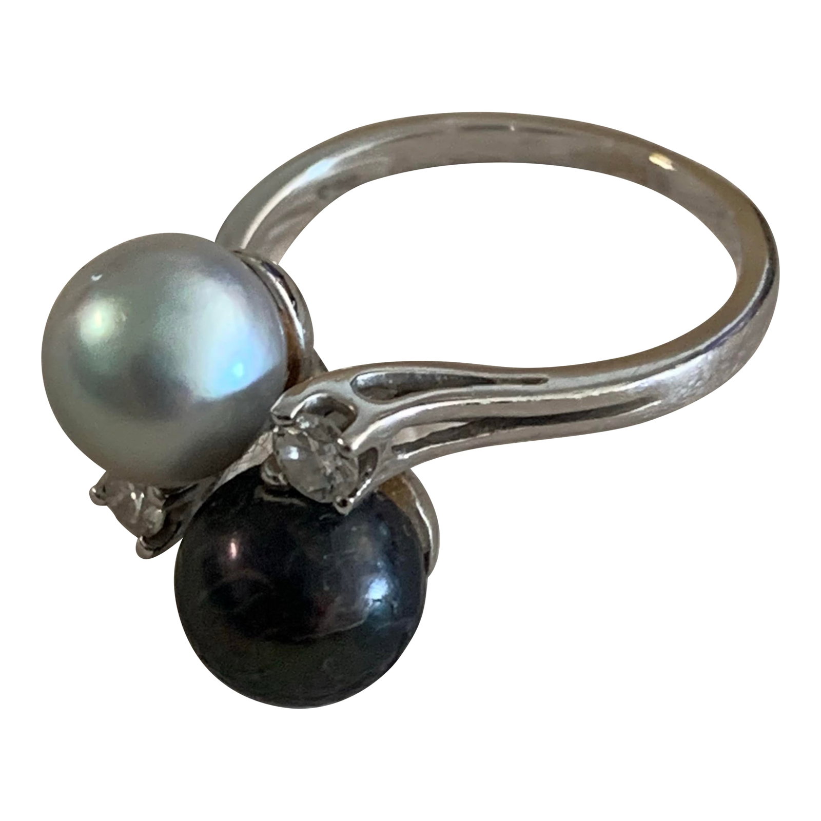 Antique 14k White Gold Ring With Freshwater Pearls and Diamond Accents, Size 6.5: This elegant vintage ring features two lustrous freshwater pearls, one black and one white, set in luxurious 14k white gold (stamped 585). The pearls are complemented by sparkling diamond accents, add