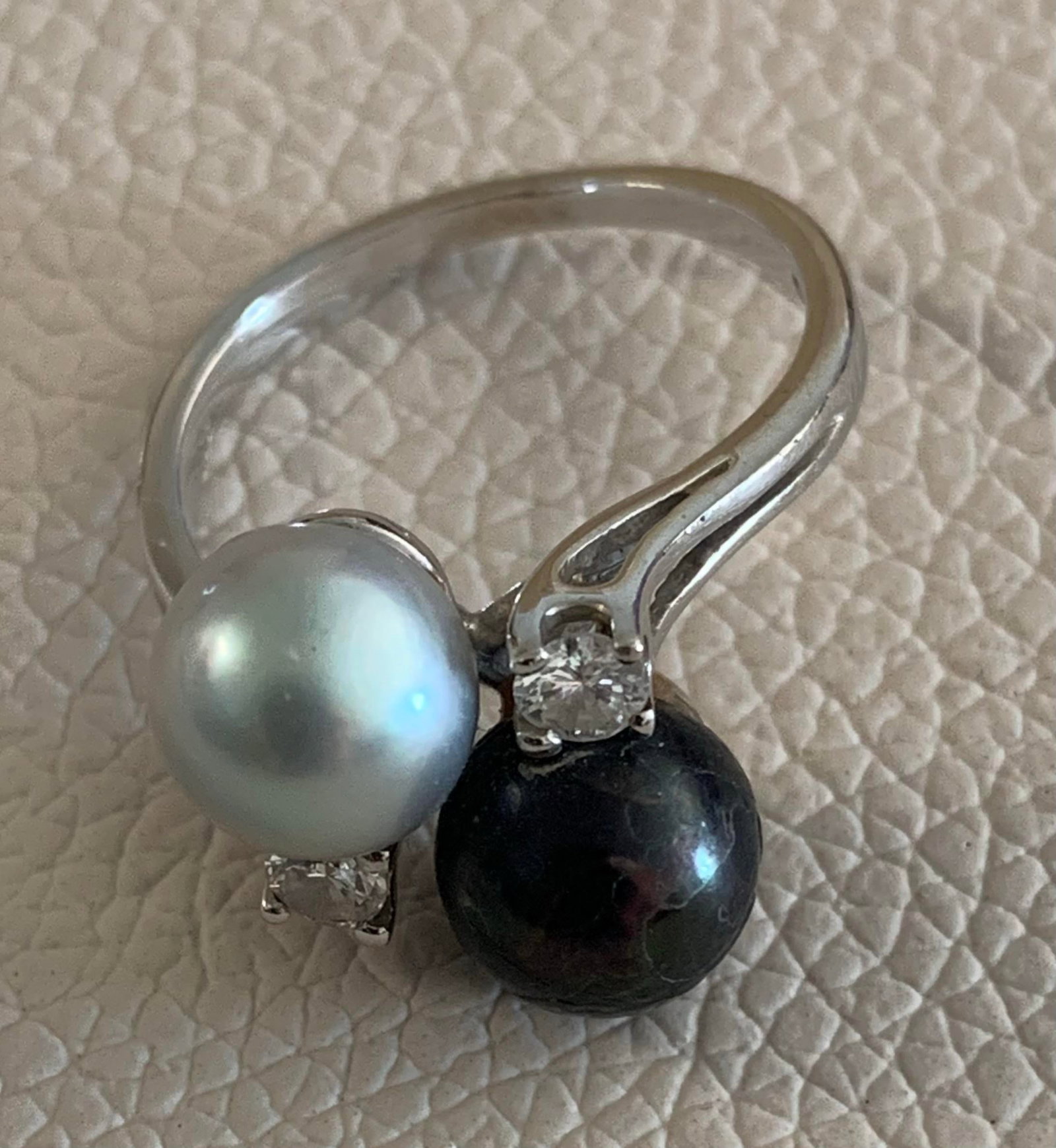 Antique 14k White Gold Ring With Freshwater Pearls and Diamond Accents, Size 6.5 - 3