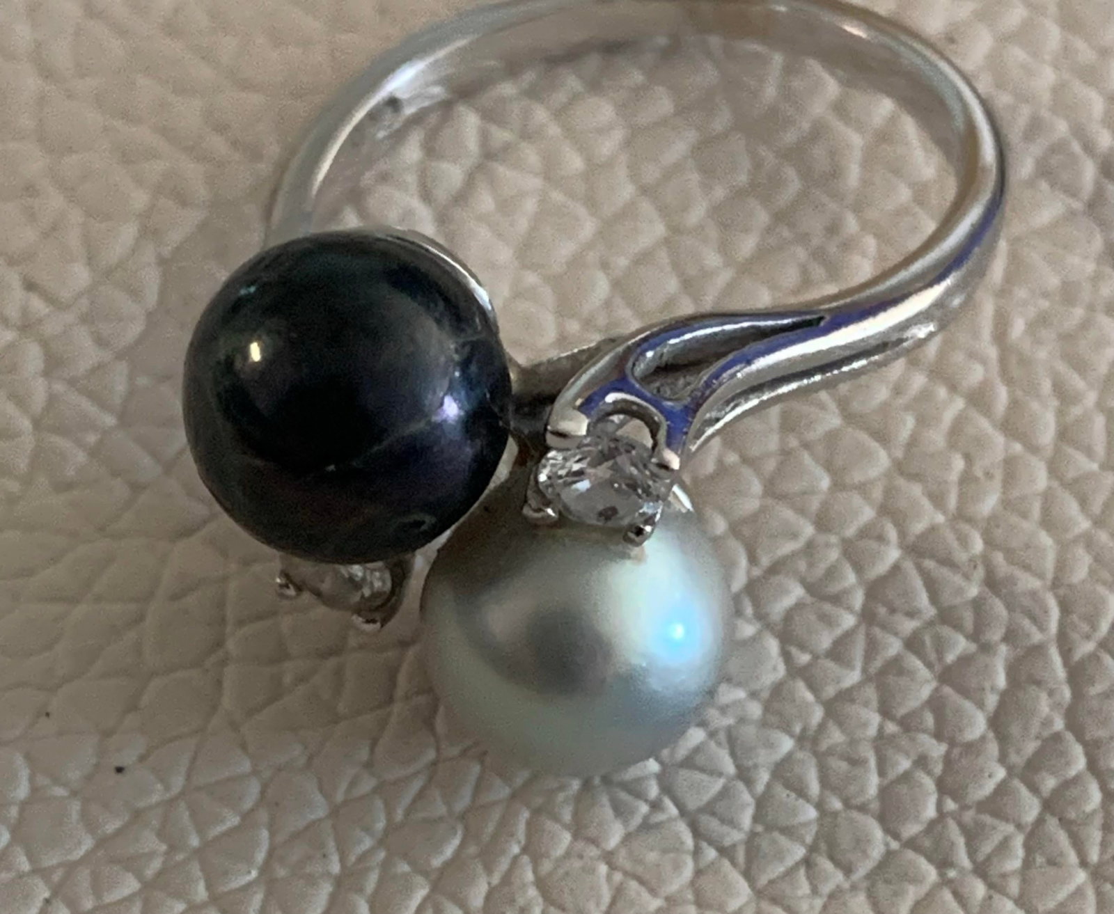 Antique 14k White Gold Ring With Freshwater Pearls and Diamond Accents, Size 6.5 - 4