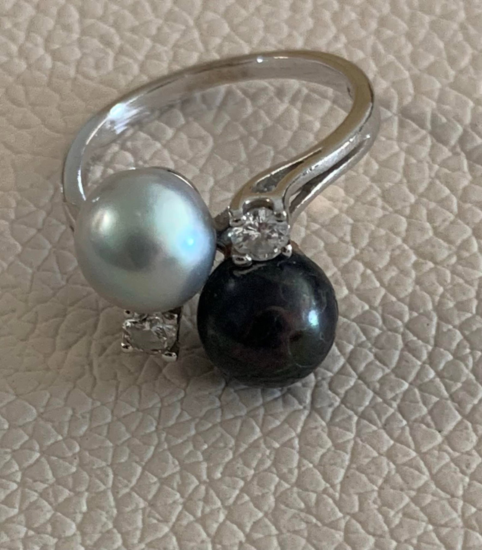 Antique 14k White Gold Ring With Freshwater Pearls and Diamond Accents, Size 6.5 - 5