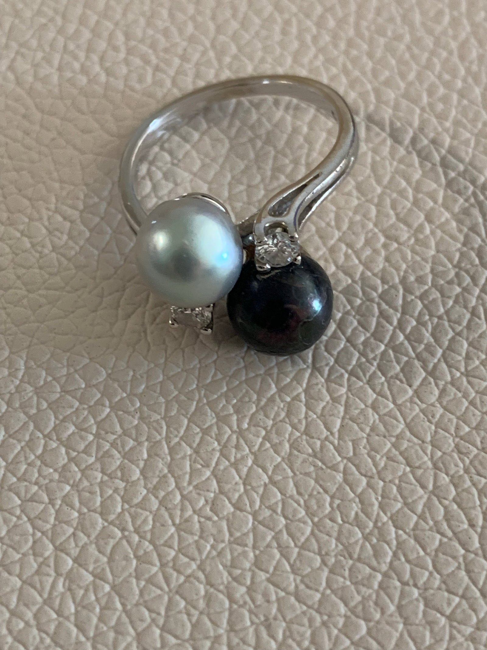 Antique 14k White Gold Ring With Freshwater Pearls and Diamond Accents, Size 6.5 - 6