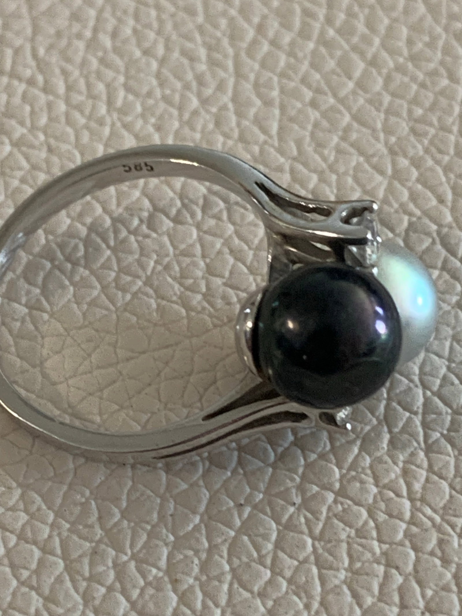Antique 14k White Gold Ring With Freshwater Pearls and Diamond Accents, Size 6.5 - 7