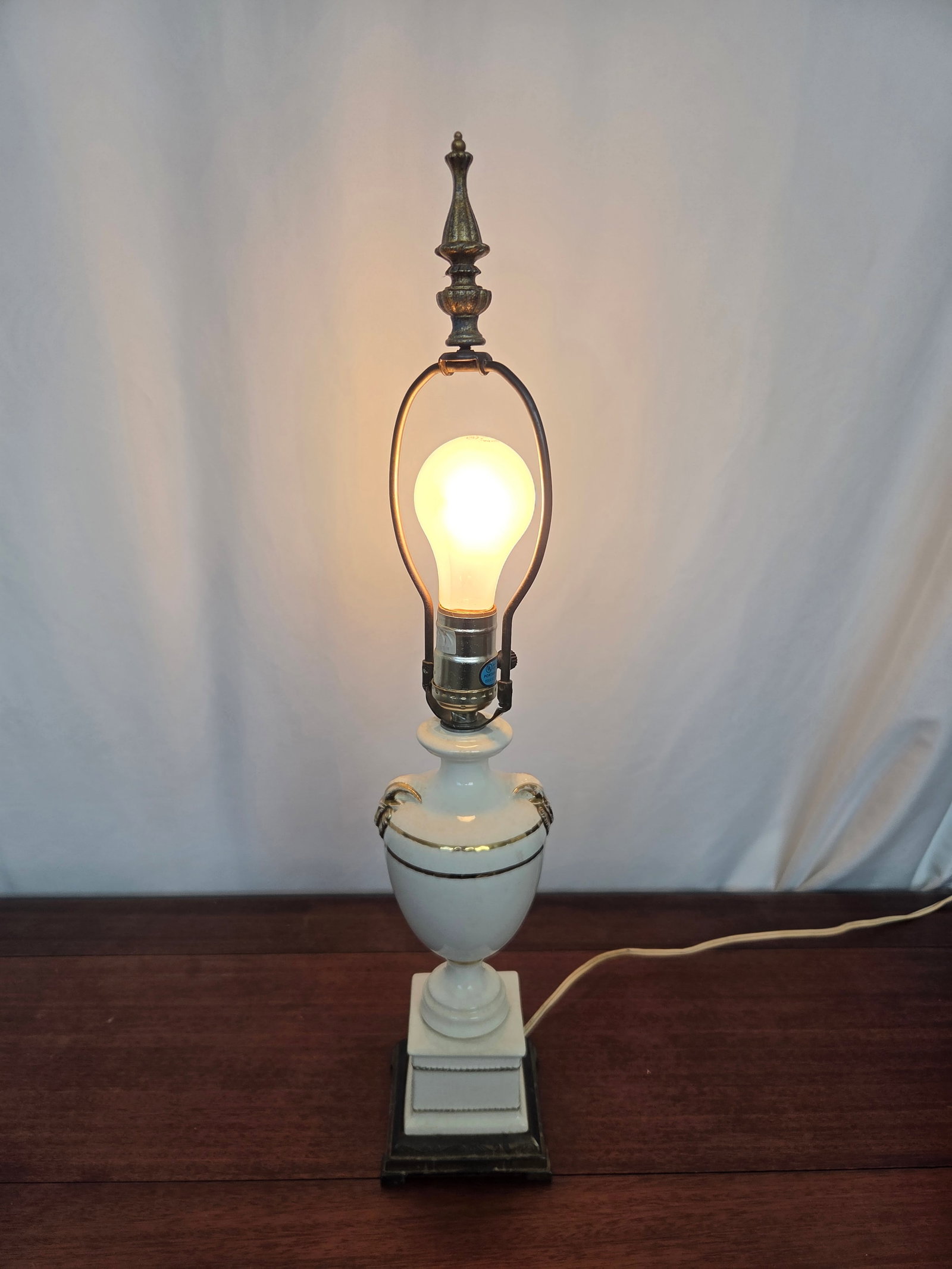 1930s Neoclassical Regency Davart Ceramic & Brass Ram's Head Urn Table Lamp - 10