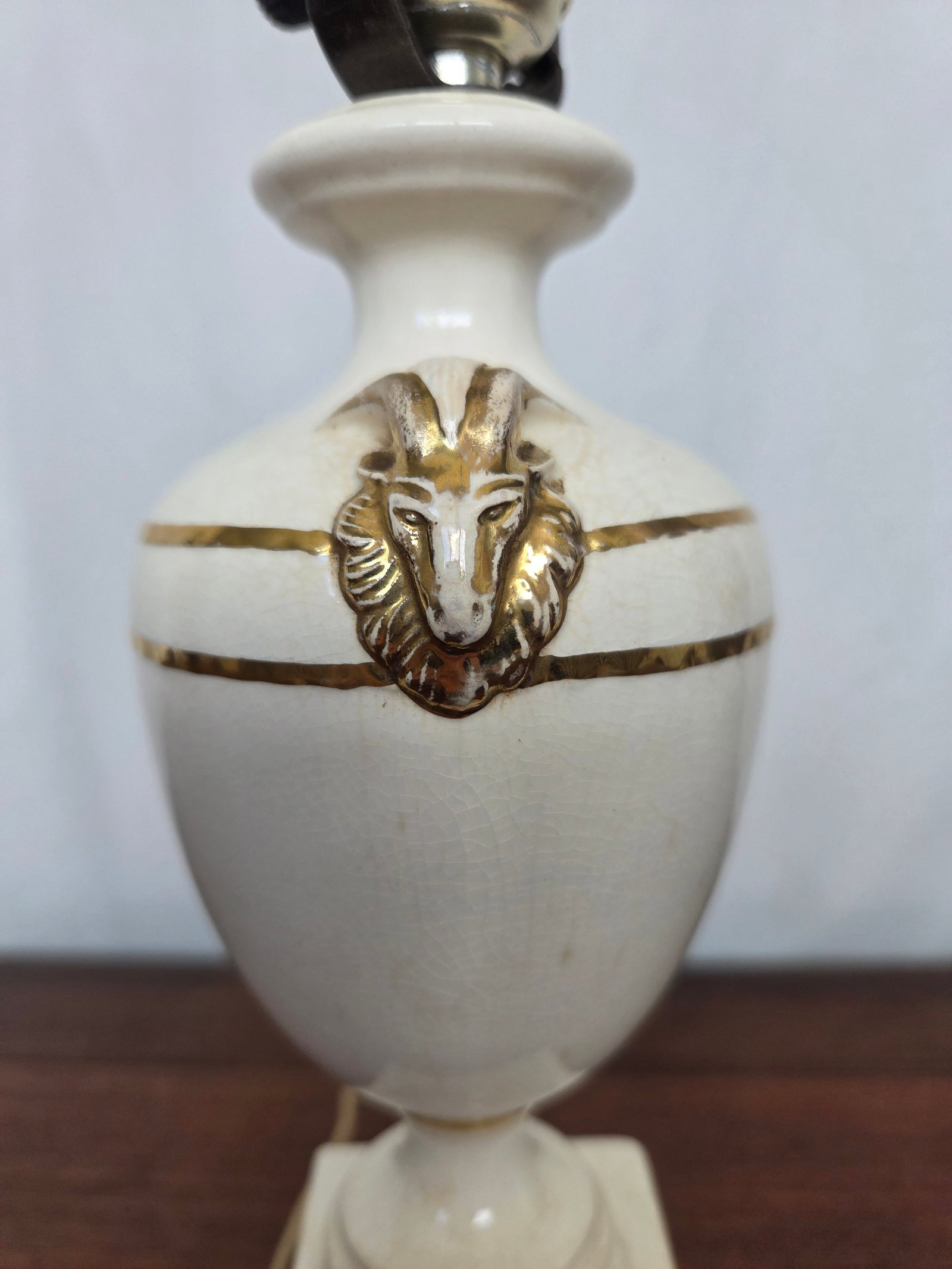 1930s Neoclassical Regency Davart Ceramic & Brass Ram's Head Urn Table Lamp - 3