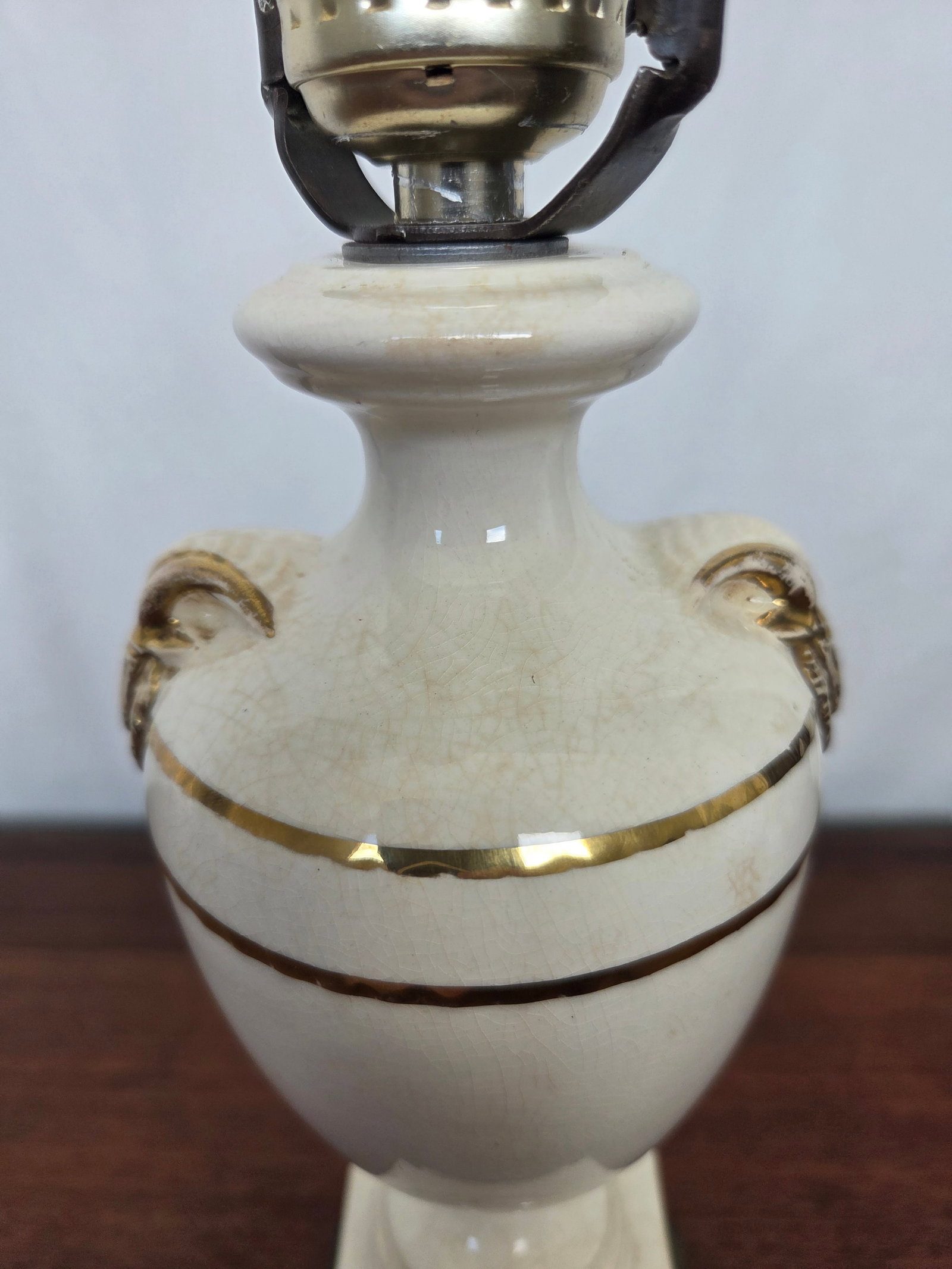1930s Neoclassical Regency Davart Ceramic & Brass Ram's Head Urn Table Lamp - 5