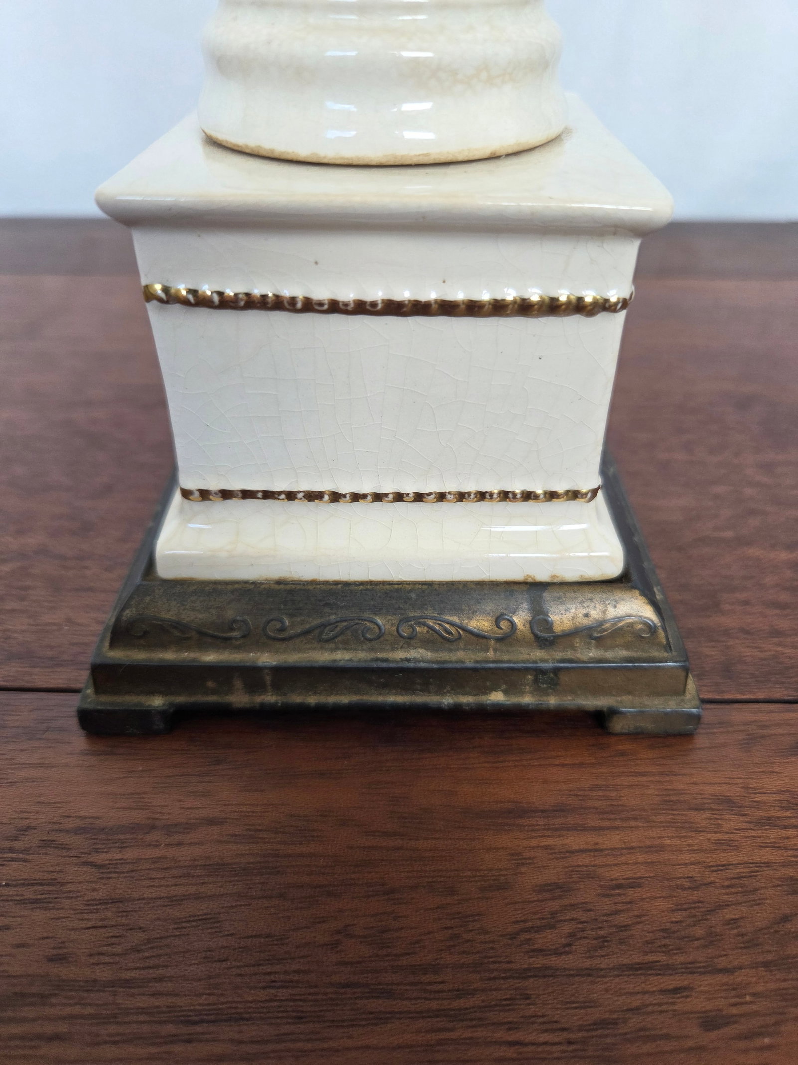 1930s Neoclassical Regency Davart Ceramic & Brass Ram's Head Urn Table Lamp - 7
