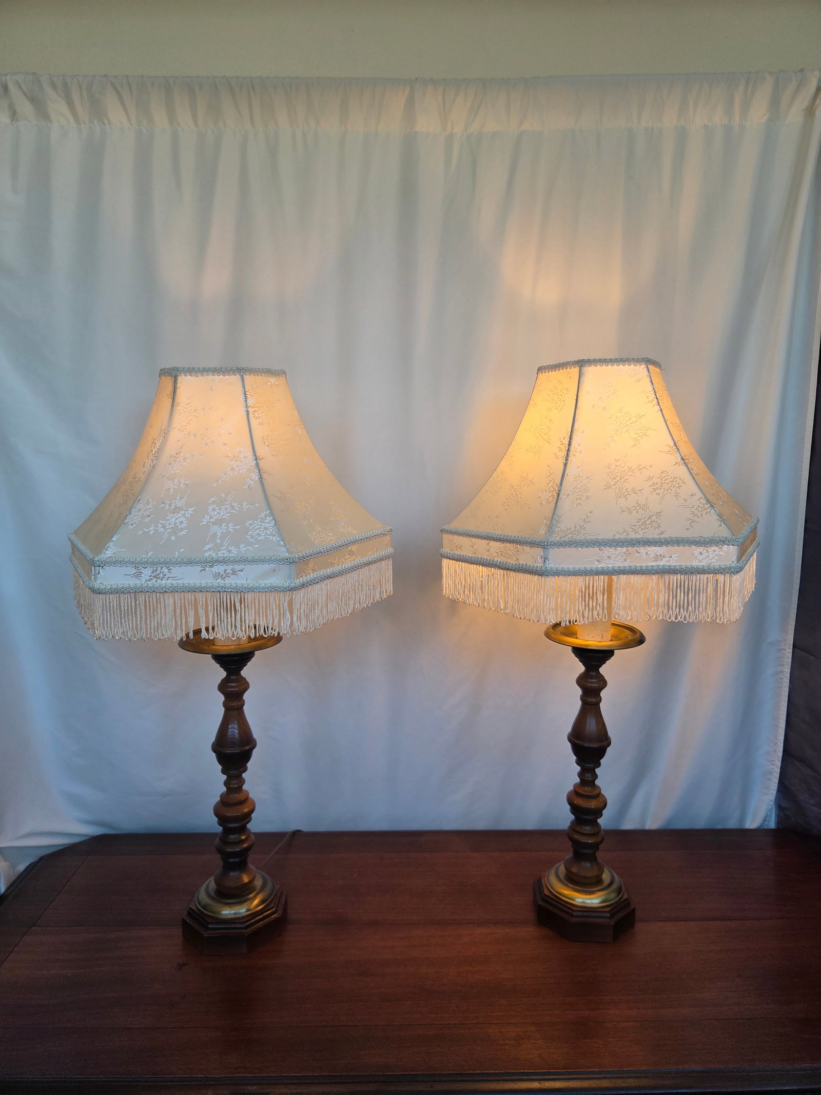 Mid 20th Century Traditional Colonial Revival Turned Wood & Brass Table Lamp W/ Fringe Shade - a Pai - 2