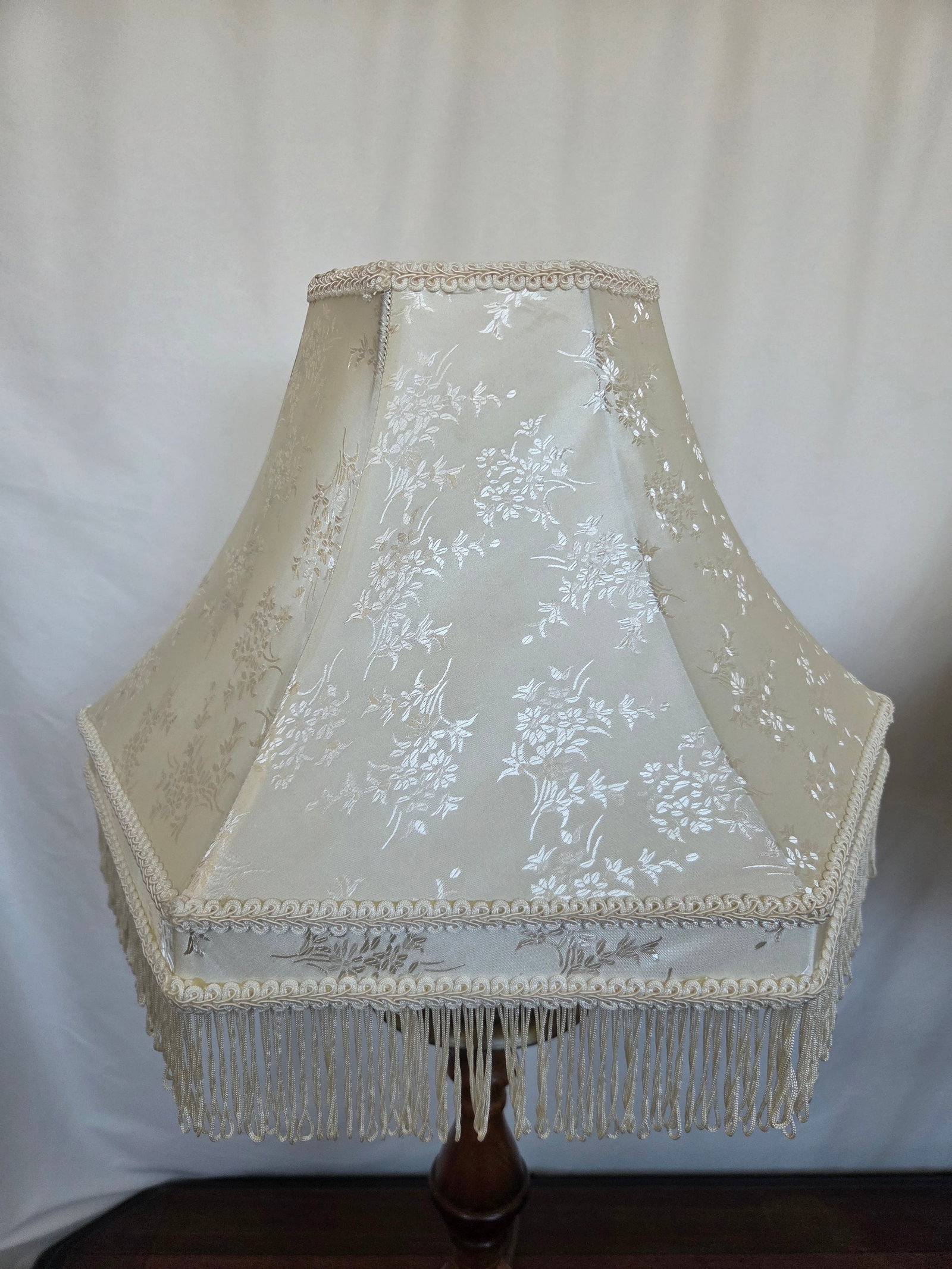 Mid 20th Century Traditional Colonial Revival Turned Wood & Brass Table Lamp W/ Fringe Shade - a Pai - 3