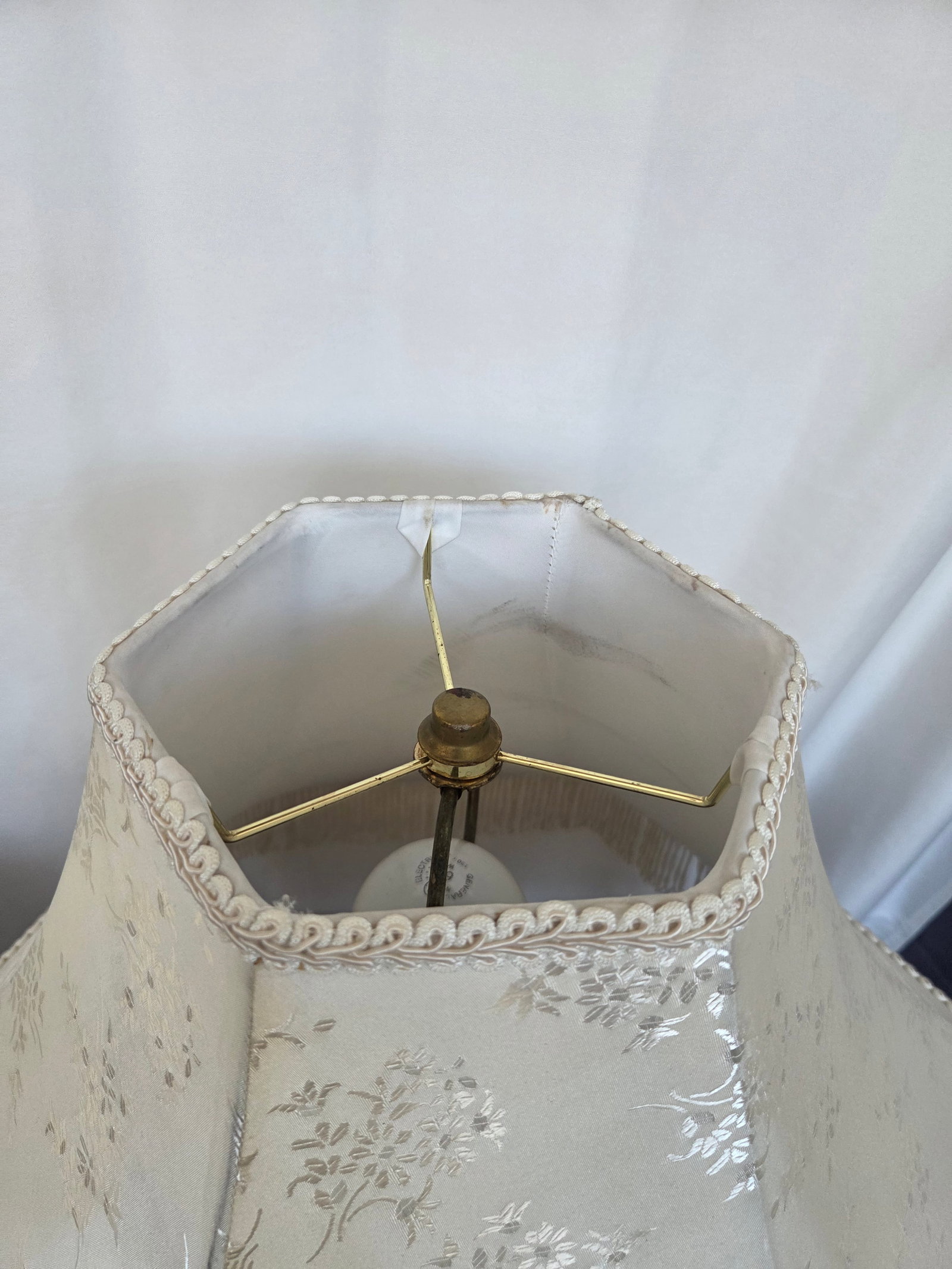 Mid 20th Century Traditional Colonial Revival Turned Wood & Brass Table Lamp W/ Fringe Shade - a Pai - 9