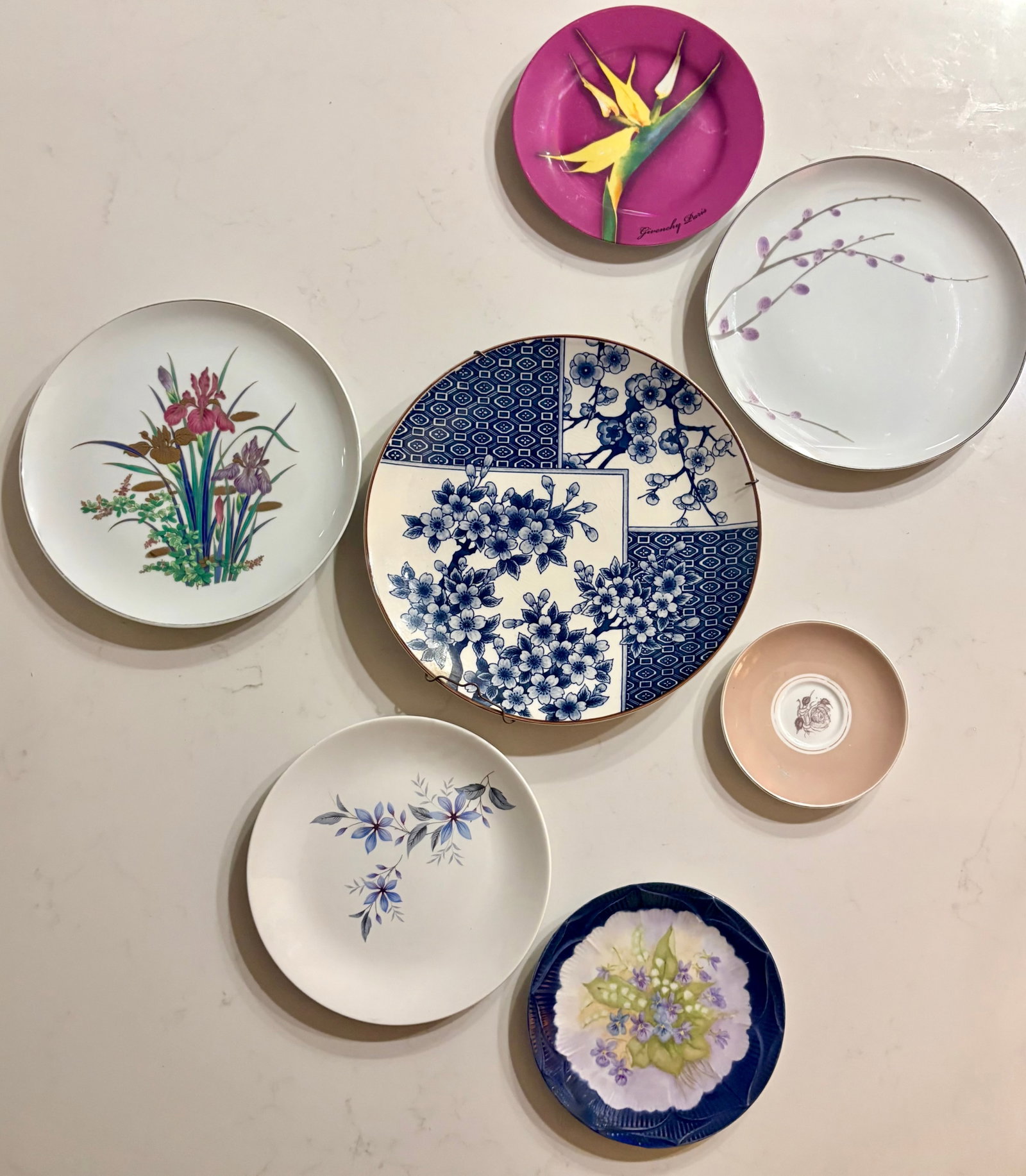 Mid 20th Century Purple and Blue Chinoiserie Blossom and Floral Wall Plate Curation, Set of 7 - 13