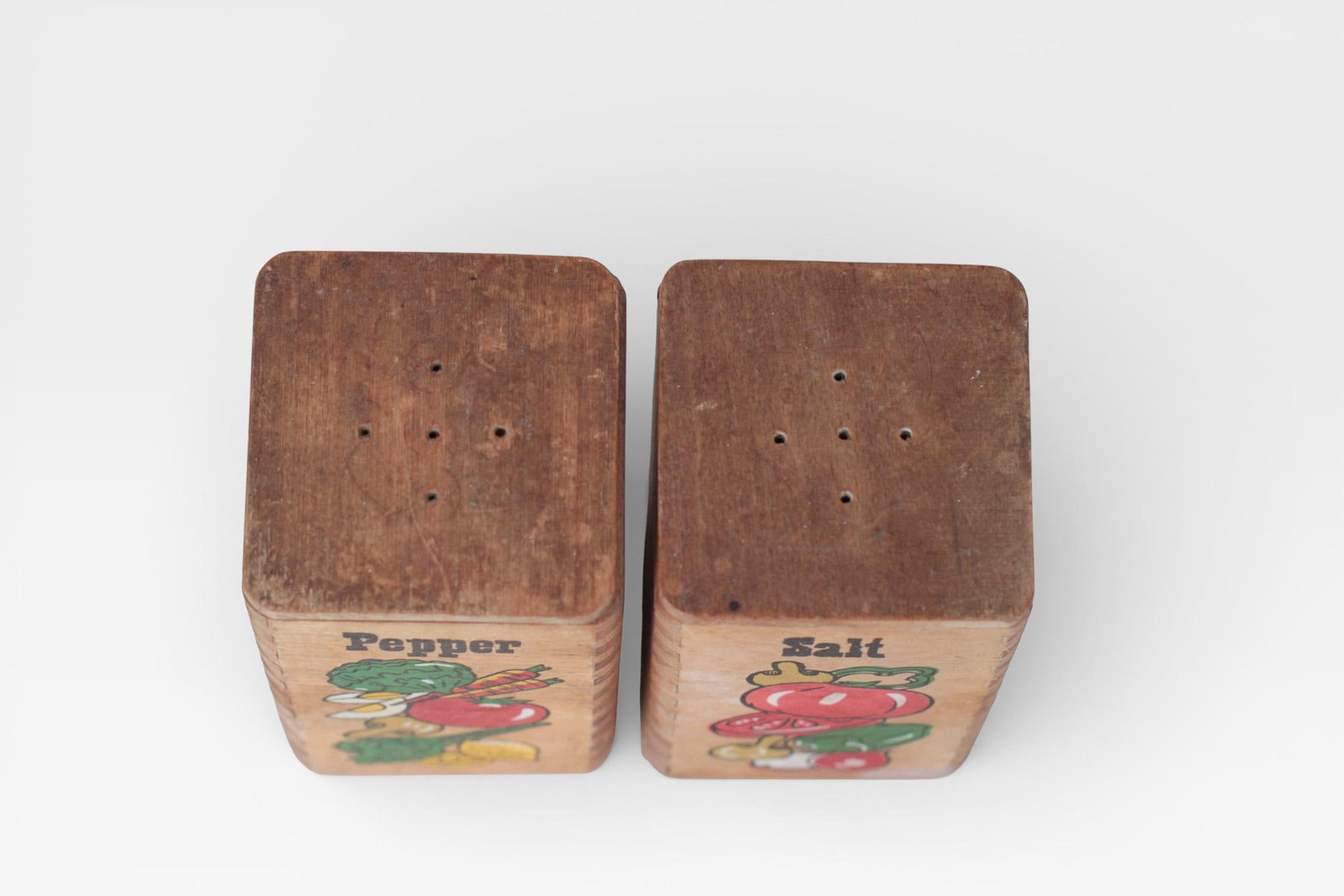 Mid-Century Wooden Salt & Pepper Shakers With Painted Vegetable Motifs - 4