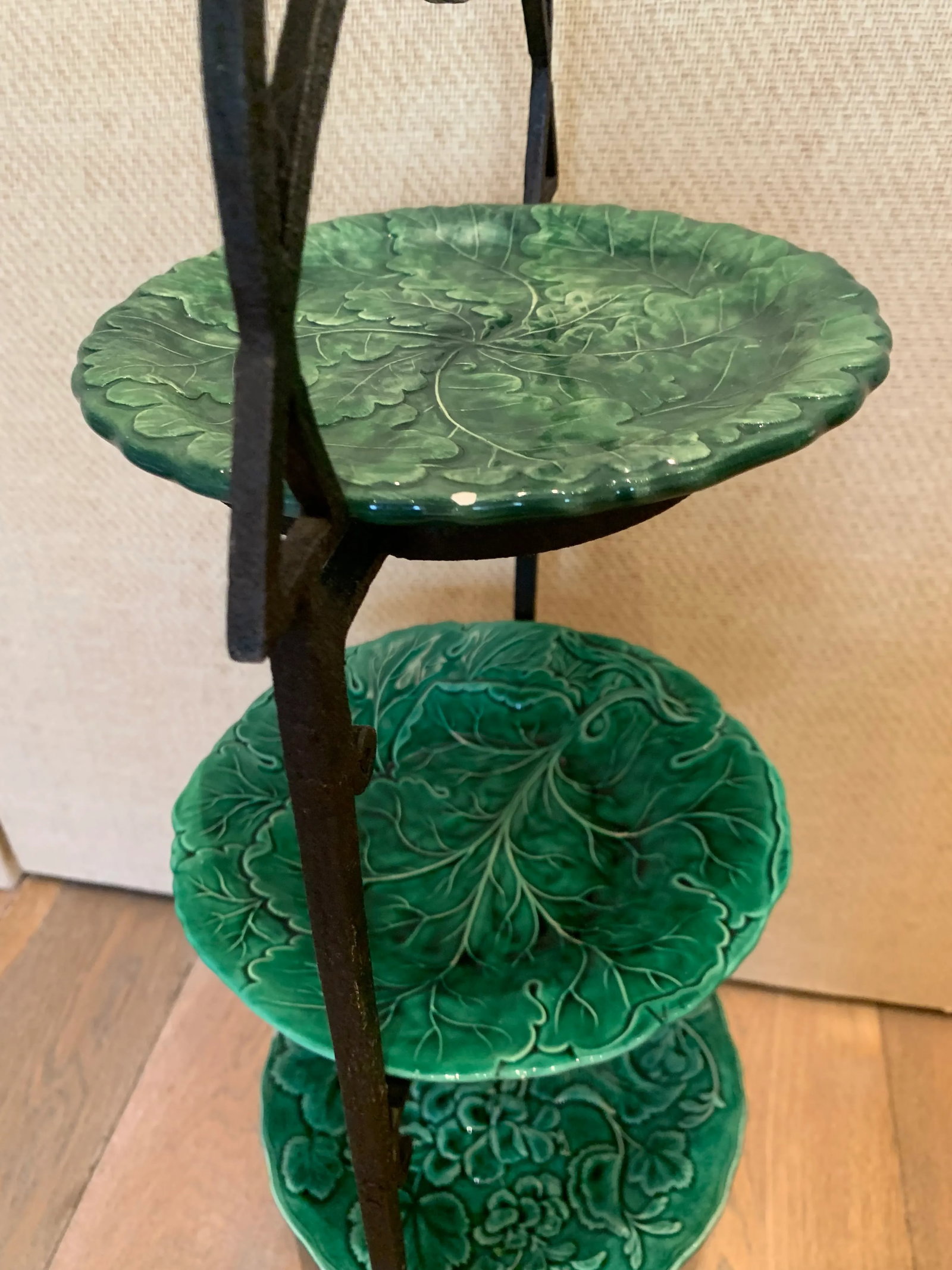 Mid 20th Century Serving Stand With English and Italian Majolica Plates - Set of 4 - 2